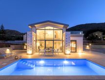 Ruim vrijstaand vakantiehuis voor 45 personen met privézwembad nabij zee in Georgioupolis - thumbnail 1