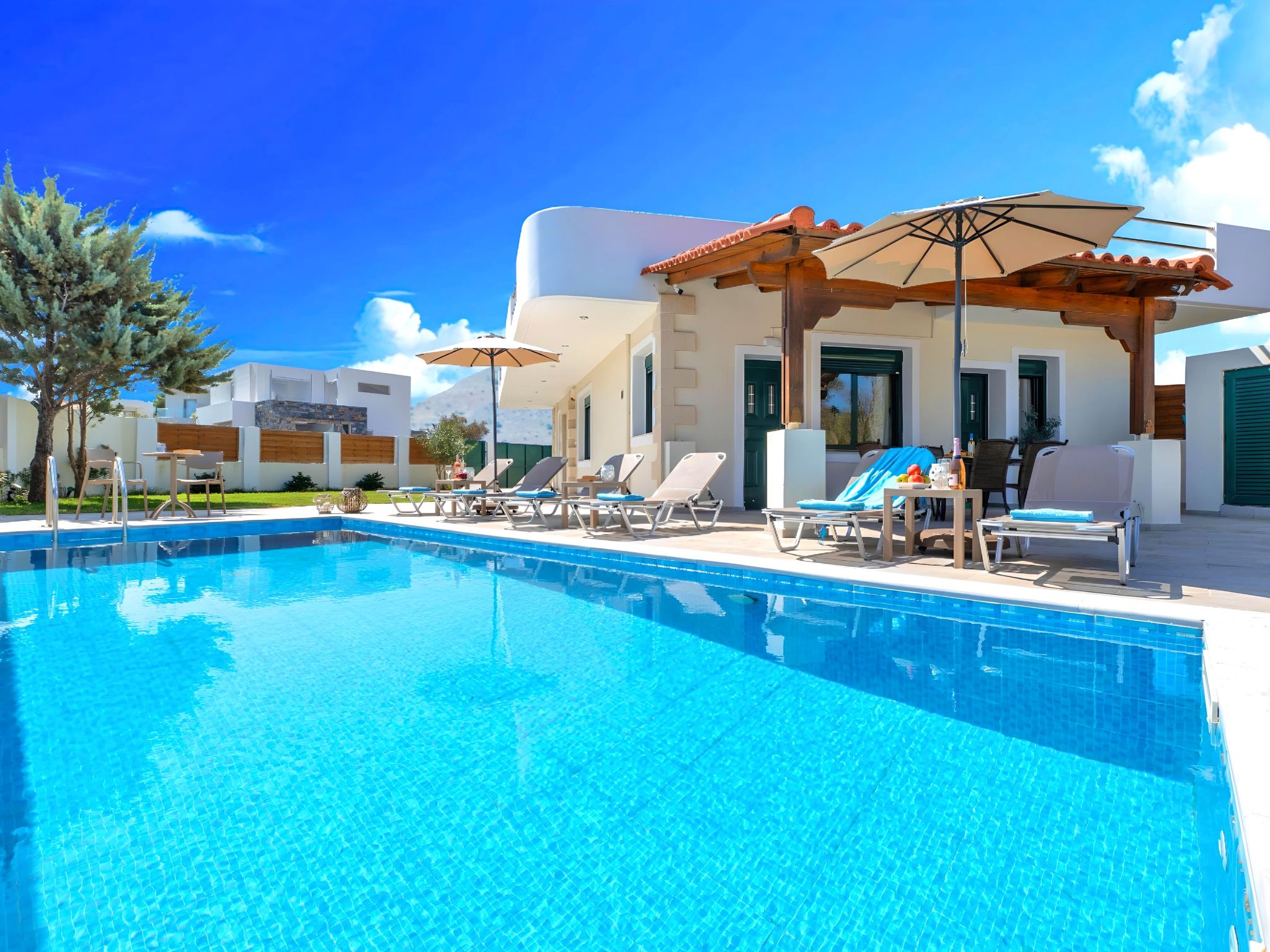Villa Eliomar ligt in het hart van Kreta en biedt een sereen toevluchtsoord op slechts een korte wandeling van de ongerepte kust van Kavros Beach. Deze onlangs gerenoveerde villa beschikt over moderne..