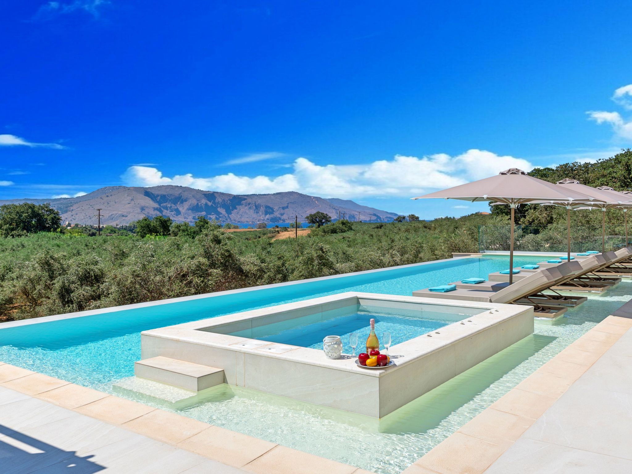 Celestial Villa Privater Pool und Jacuzzi-Drinnen