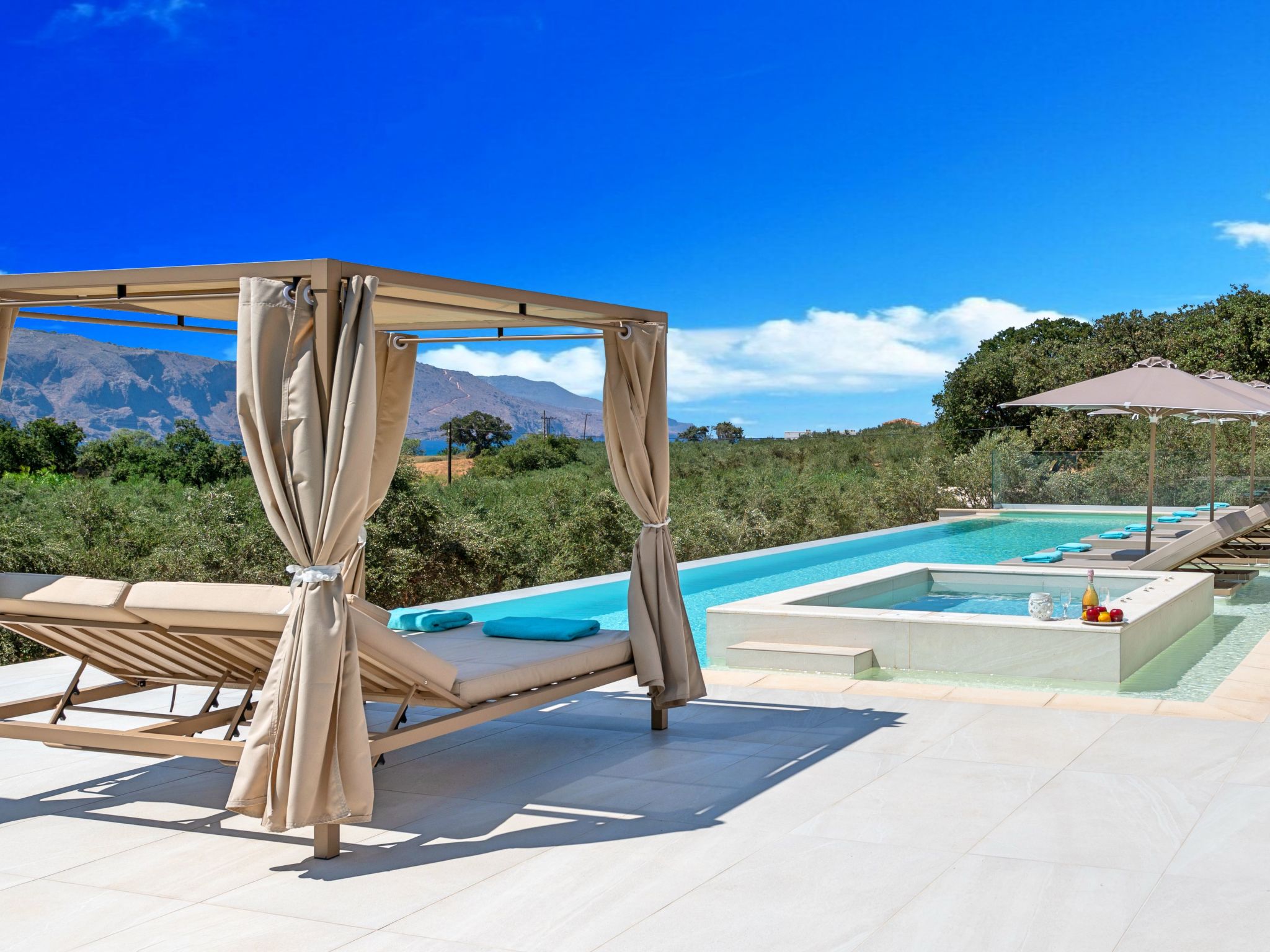 Celestial Villa Privater Pool und Jacuzzi-Drinnen