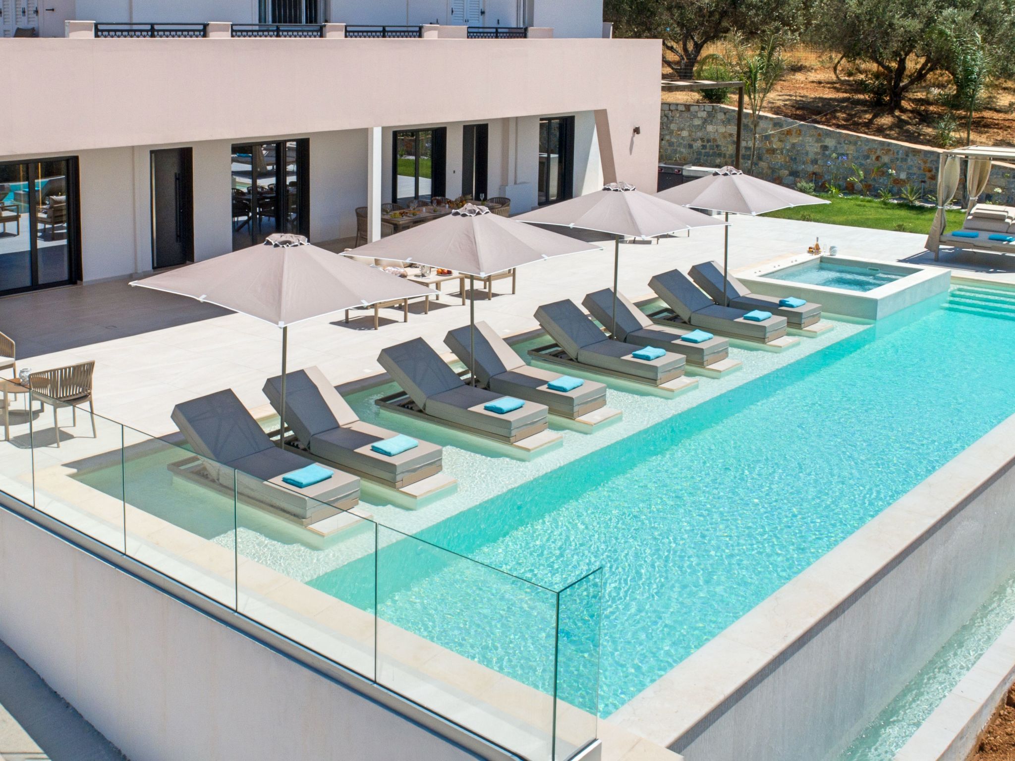 Celestial Villa Privater Pool und Jacuzzi-Drinnen