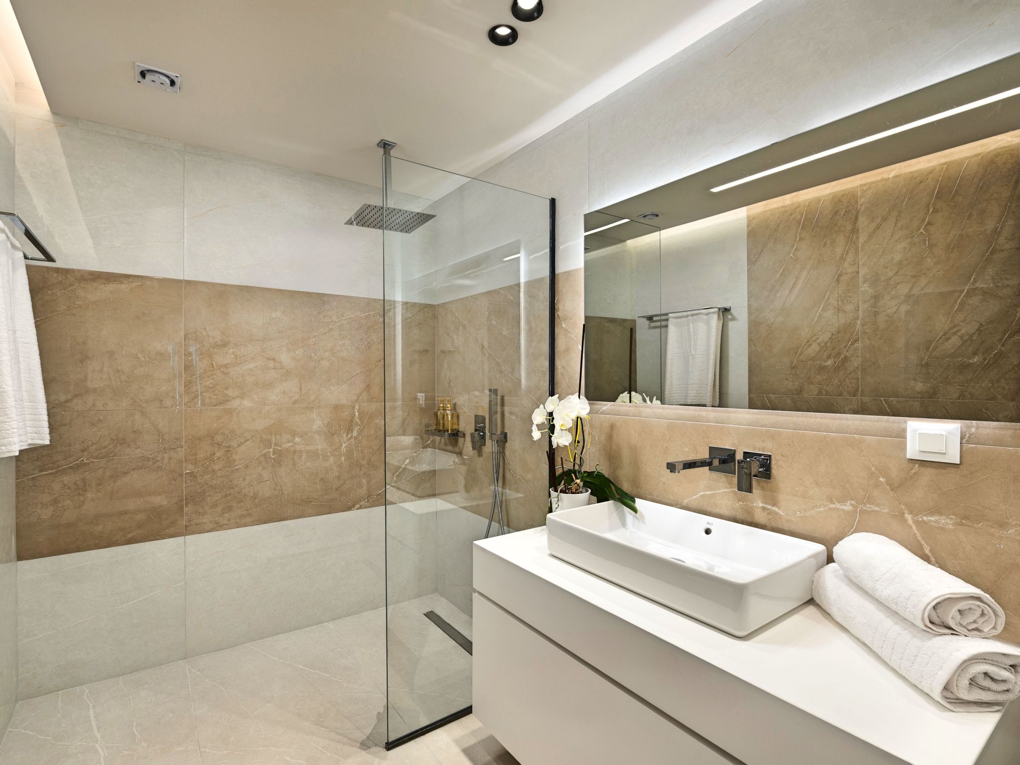 Celestial Villa Privater Pool und Jacuzzi-Drinnen