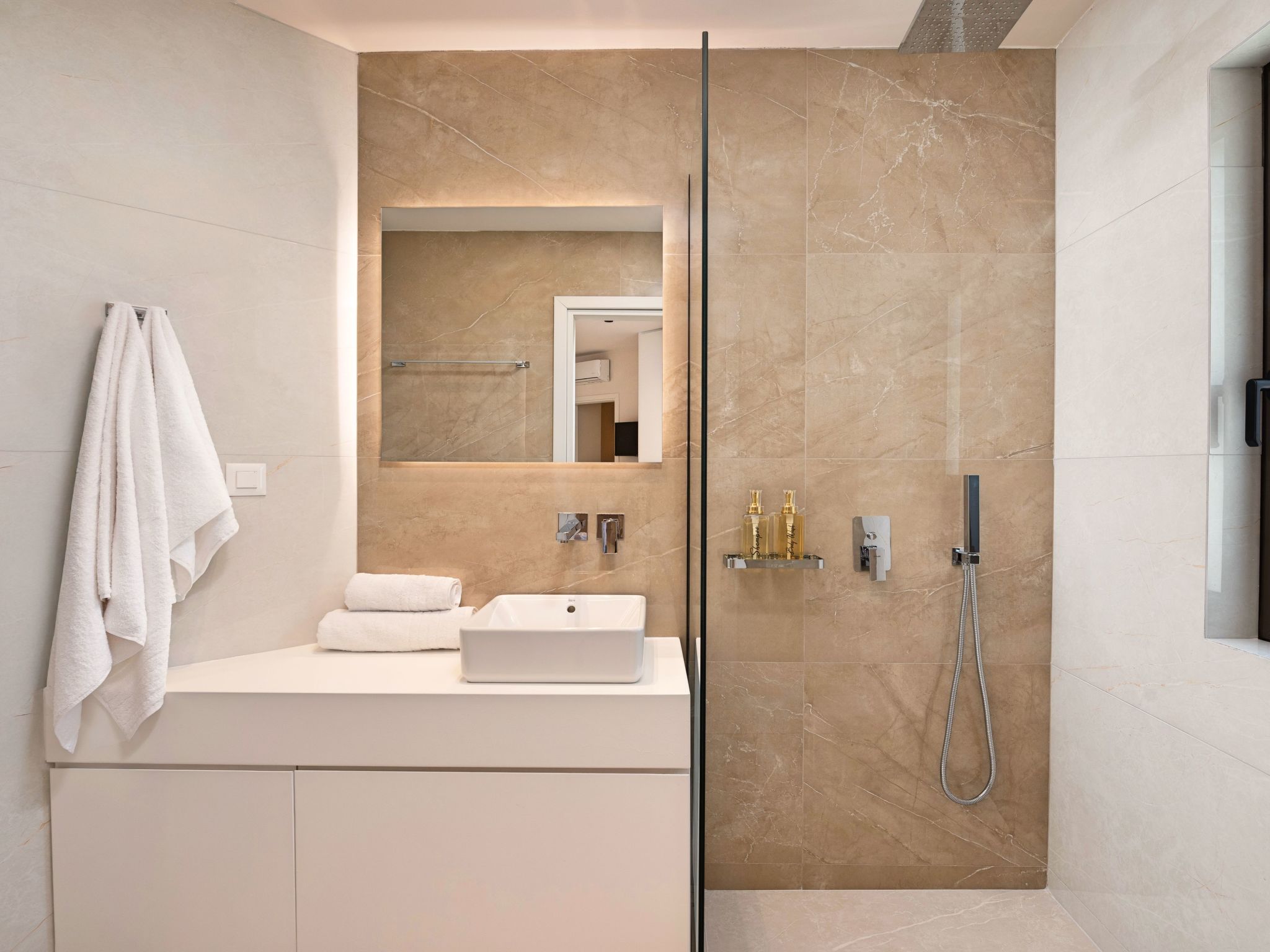 Celestial Villa Privater Pool und Jacuzzi-Drinnen