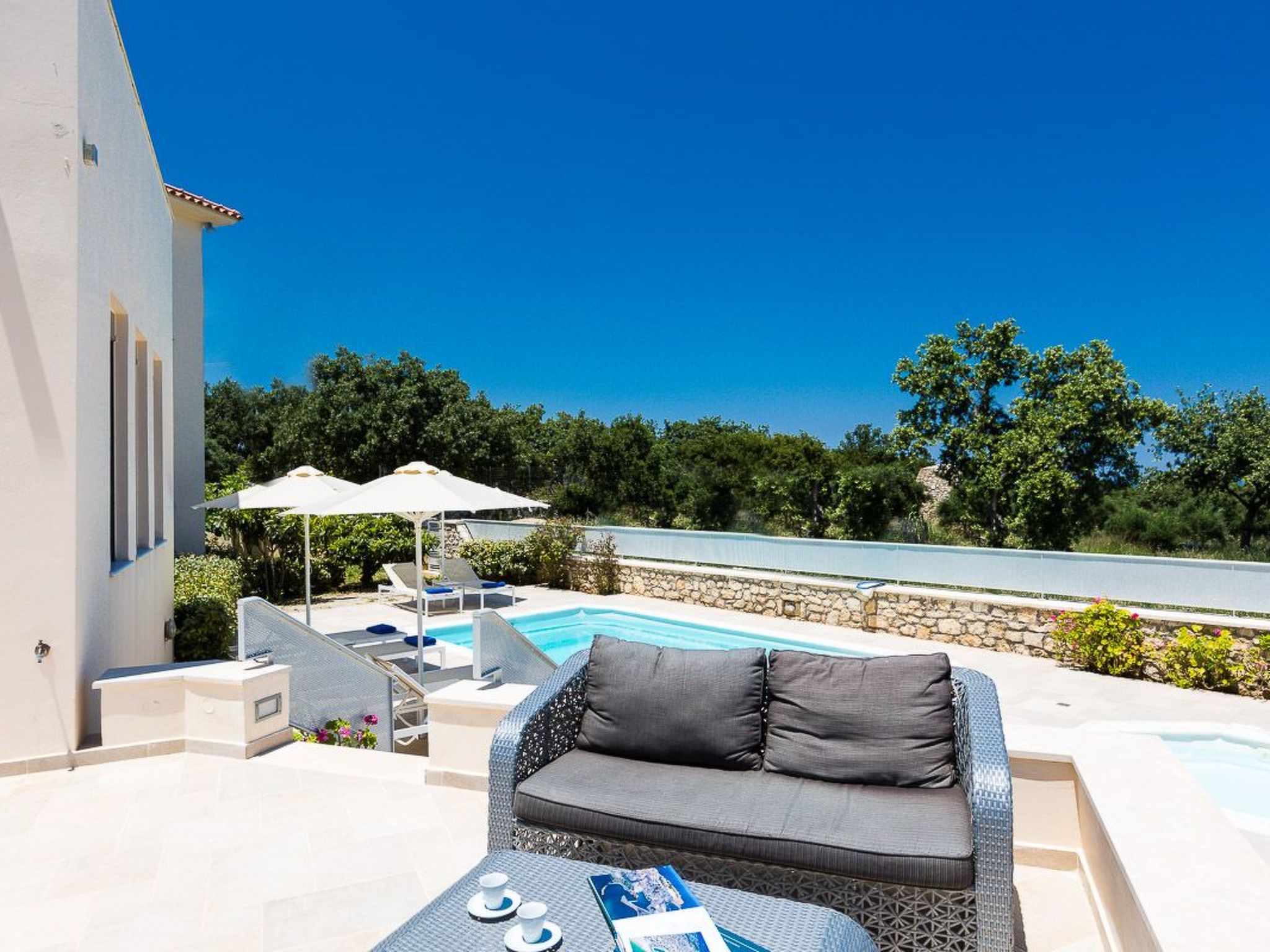 Deluxe Villa Ianthos - Whirlpool im Freien, Kinderpool-Inside