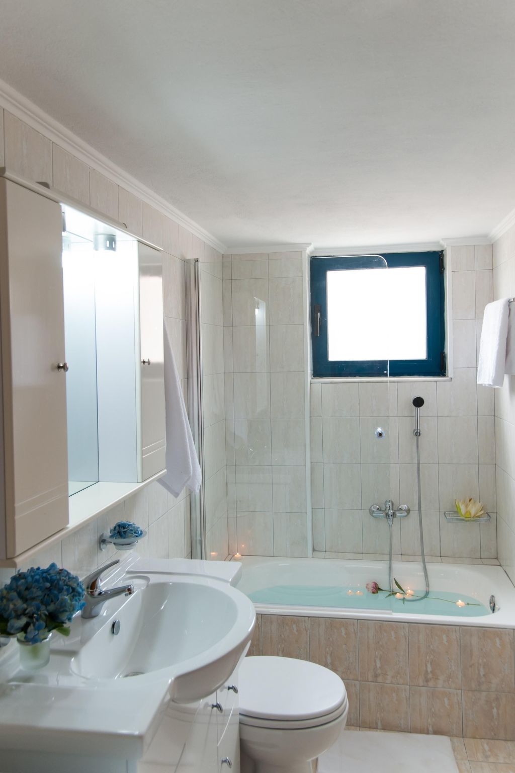 In Panormos mit kleinem Garten,Pool-Dedans