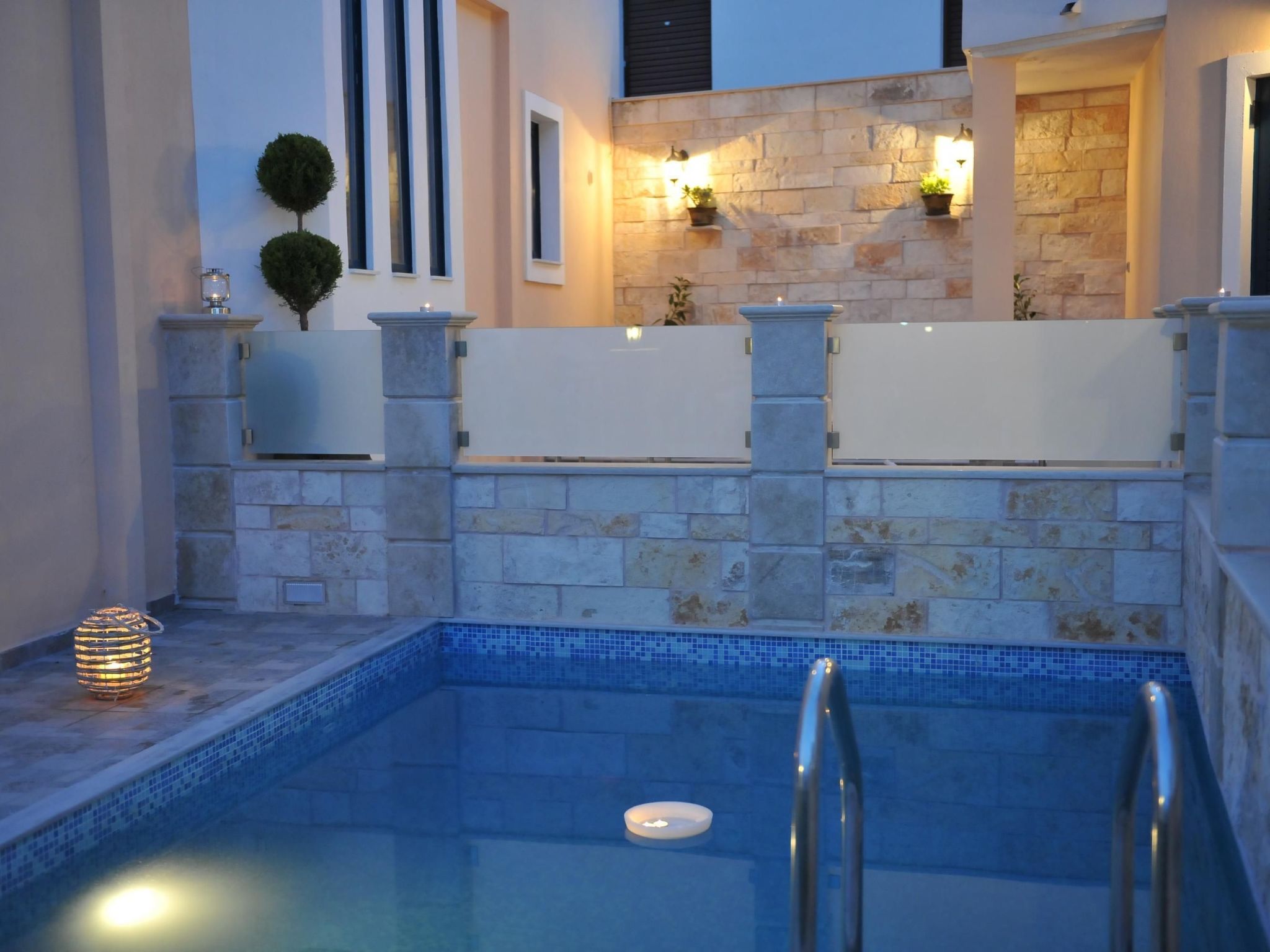 In Panormos mit kleinem Garten,Pool-Dedans