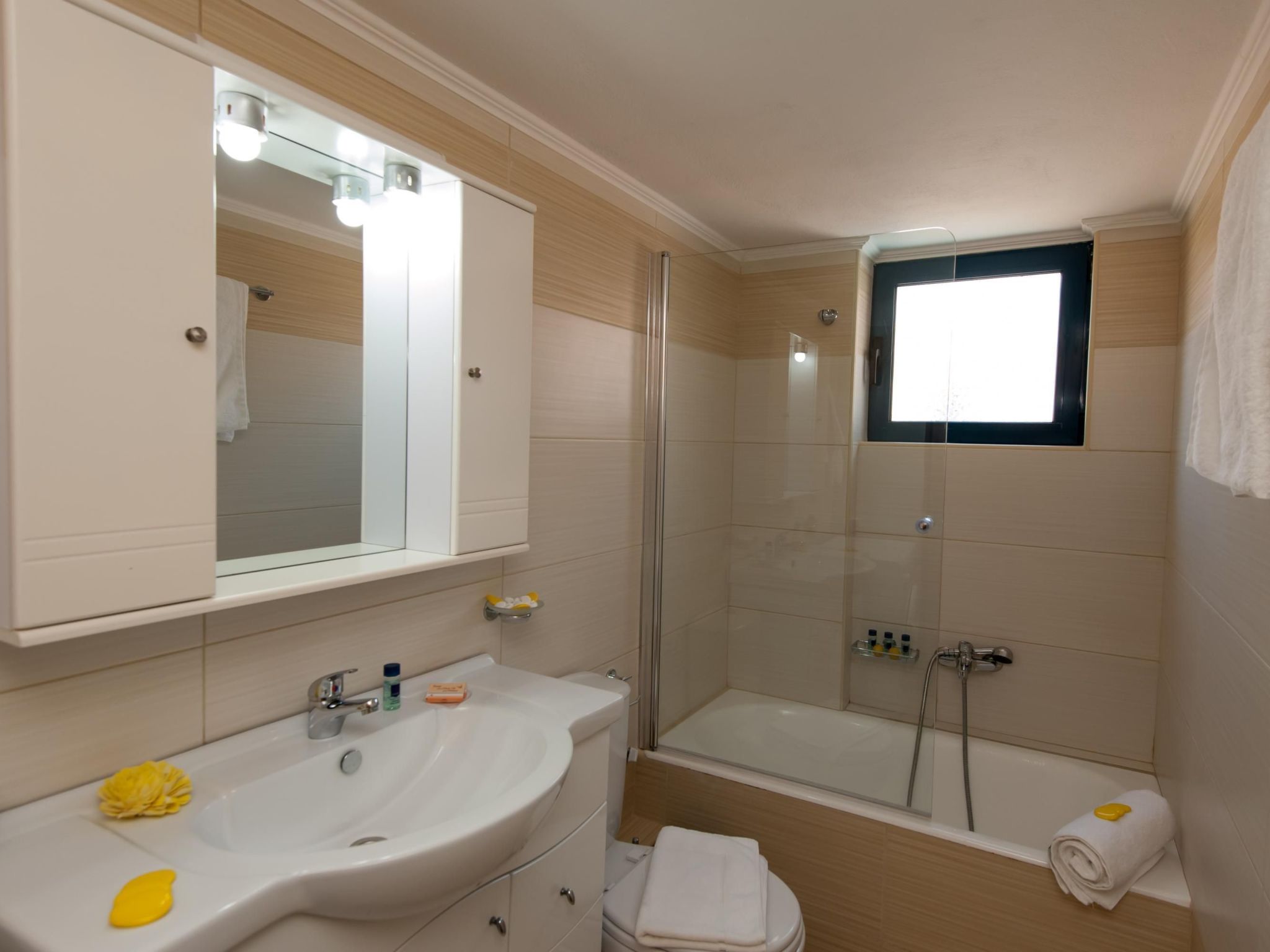 In Panormos mit kleinem Garten,Pool-Dedans