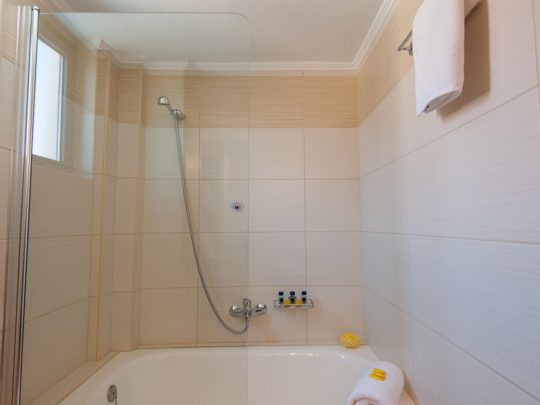 In Panormos mit kleinem Garten,Pool-Dedans