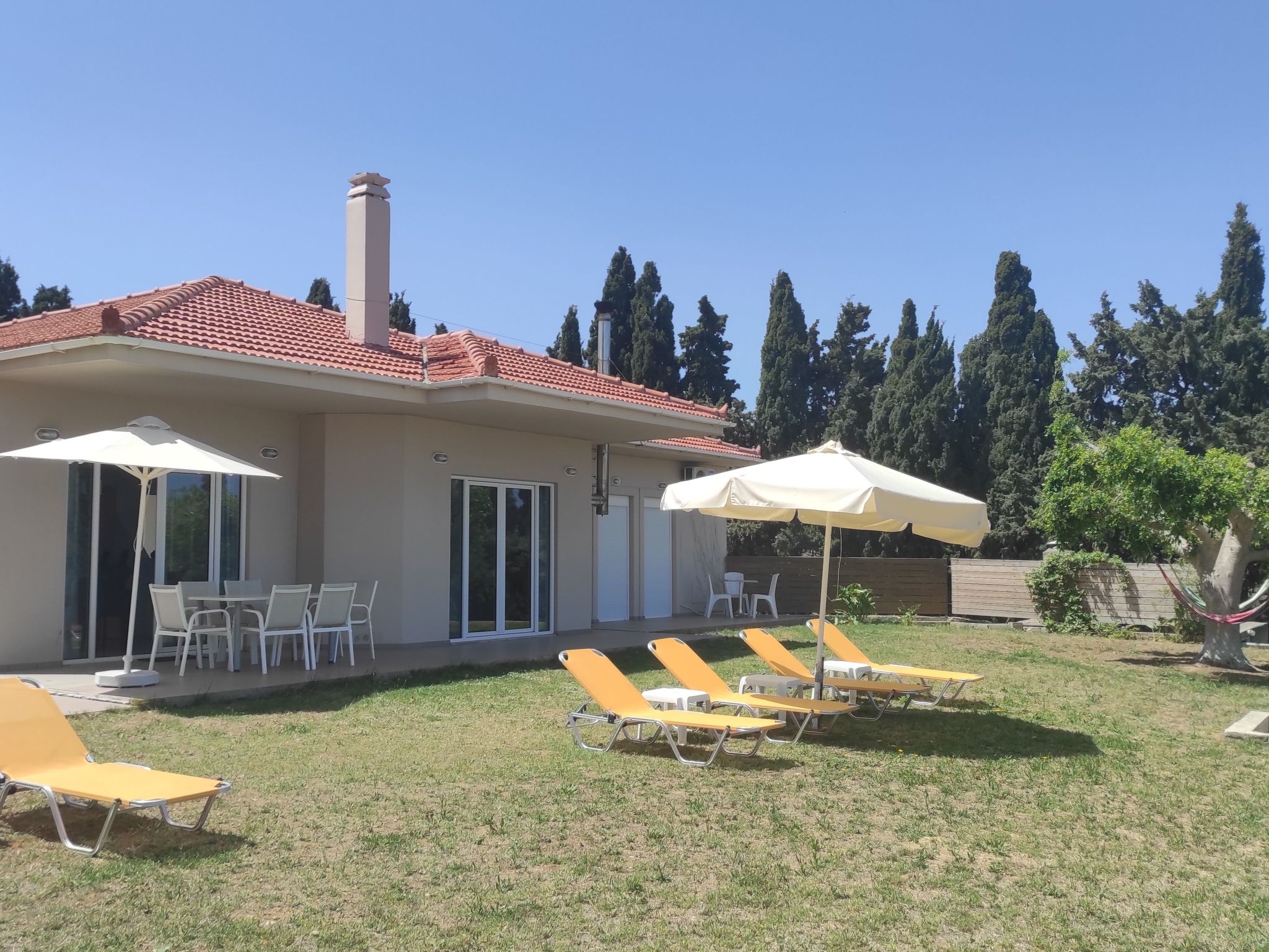 Welcome to "Sea Breeze Villa", a Helidonia Villas treasure, nestled right in the heart of Rethymno. This exquisite villa promises a blend of luxury and tranquility in Crete's captivating environment. ..
