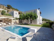 Familienvilla mit Pool und Tischtennisplatte