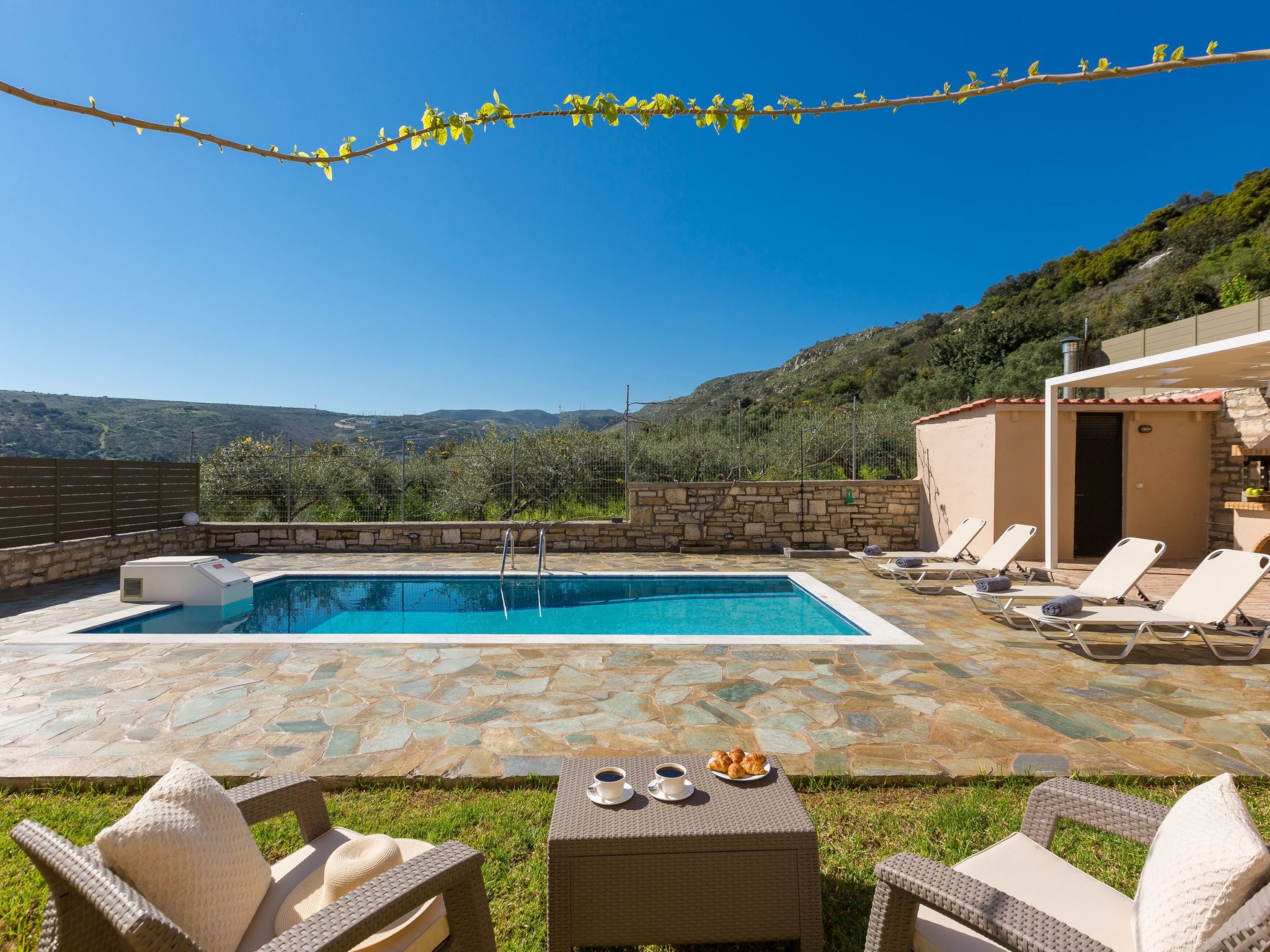 Familienvilla mit Pool und Tischtennisplatte