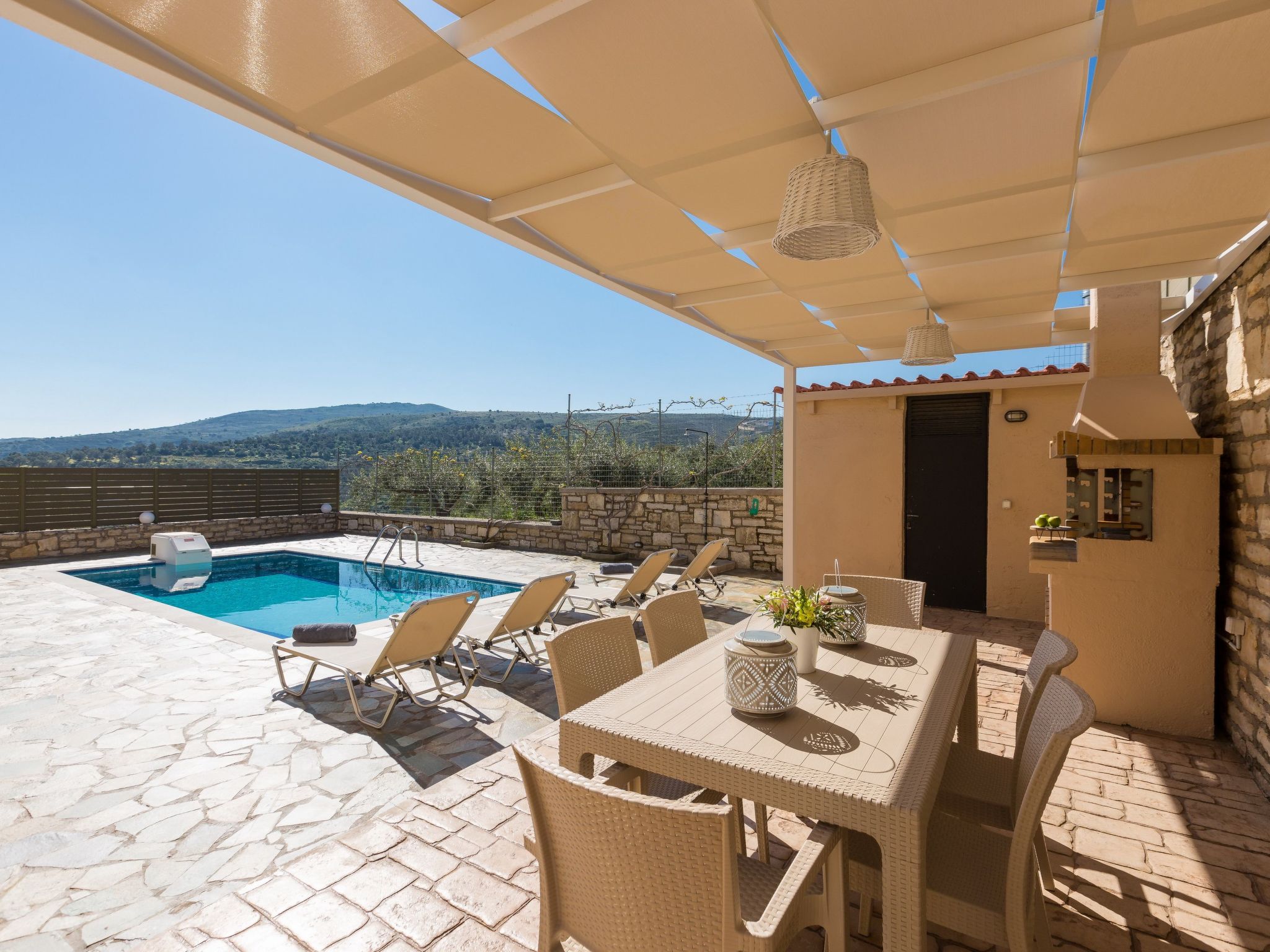 Familienvilla mit Pool und Tischtennisplatte