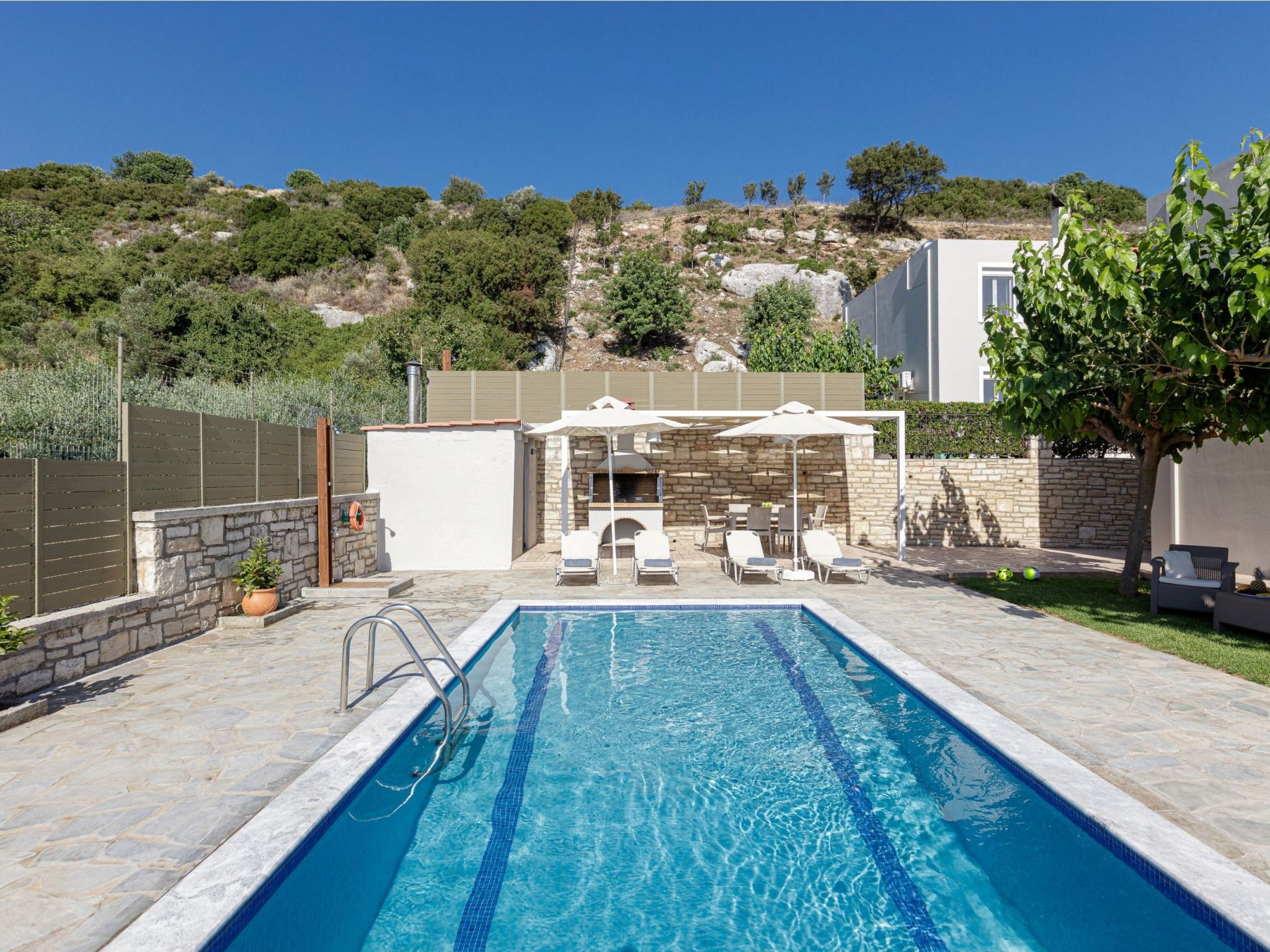 Familienvilla mit Pool und Tischtennisplatte-Image-tags.info