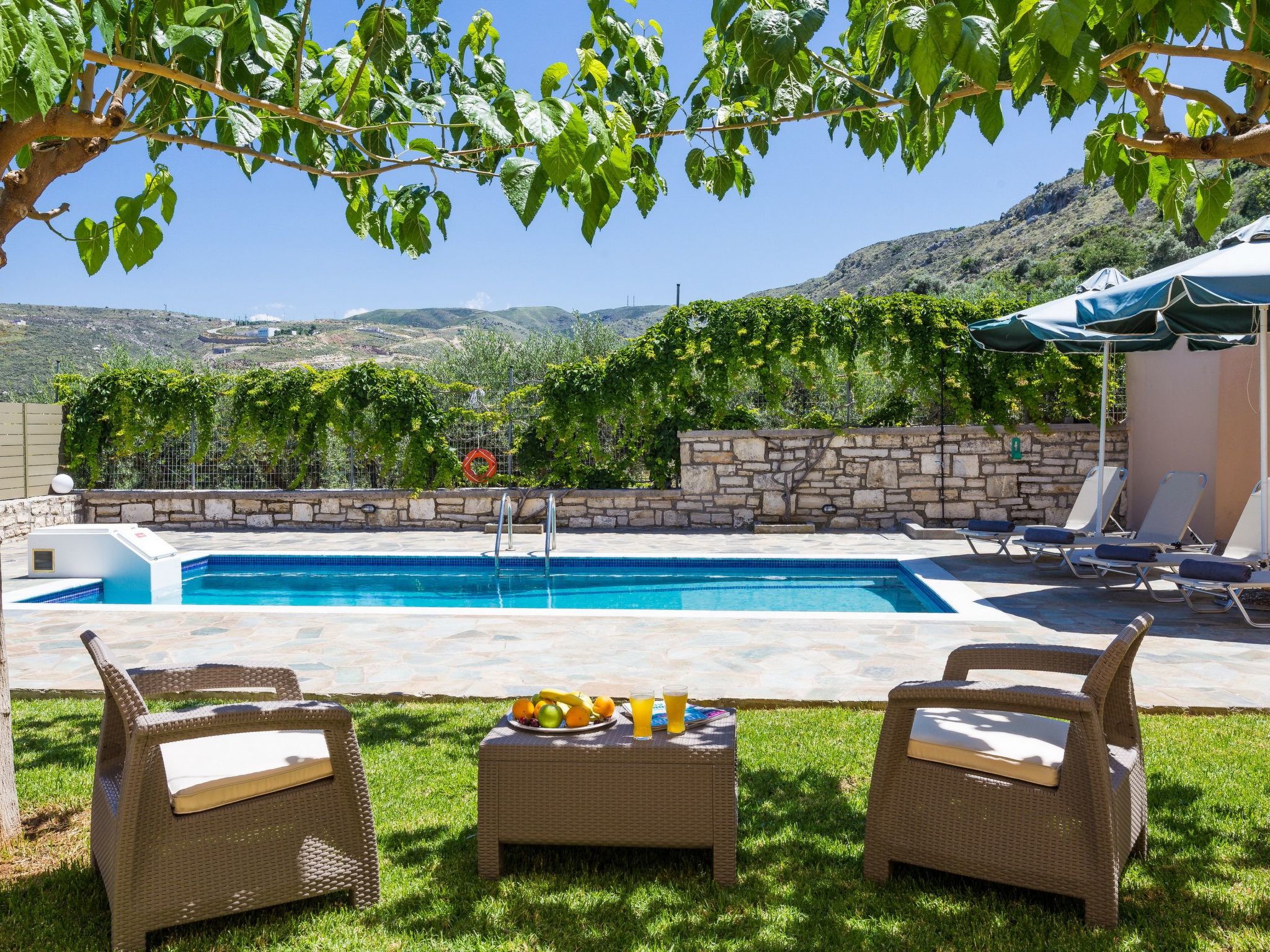 Familienvilla mit Pool und Tischtennisplatte-Image-tags.info