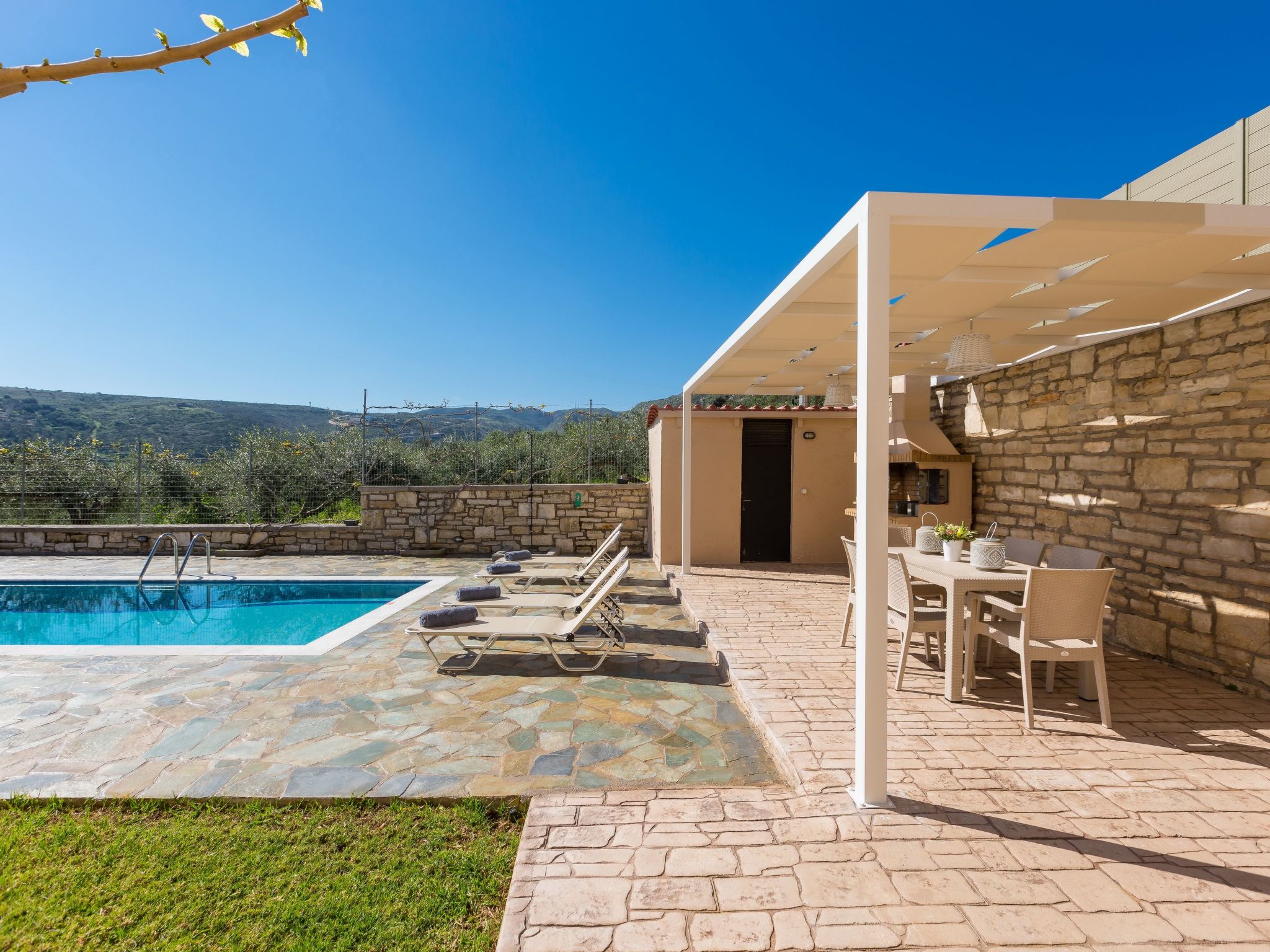 Familienvilla mit Pool und Tischtennisplatte-Outside