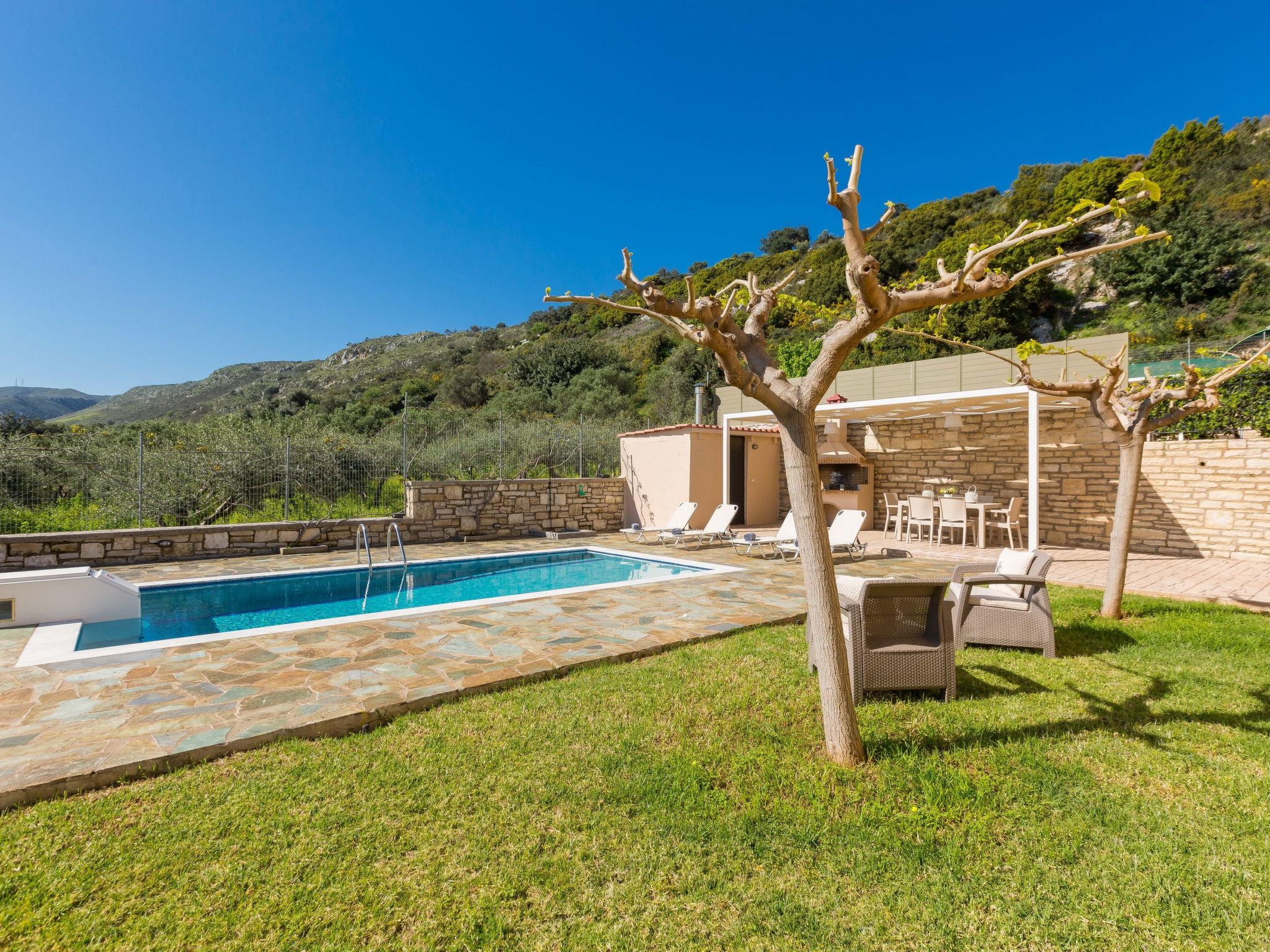 Familienvilla mit Pool und Tischtennisplatte-Image-tags.info