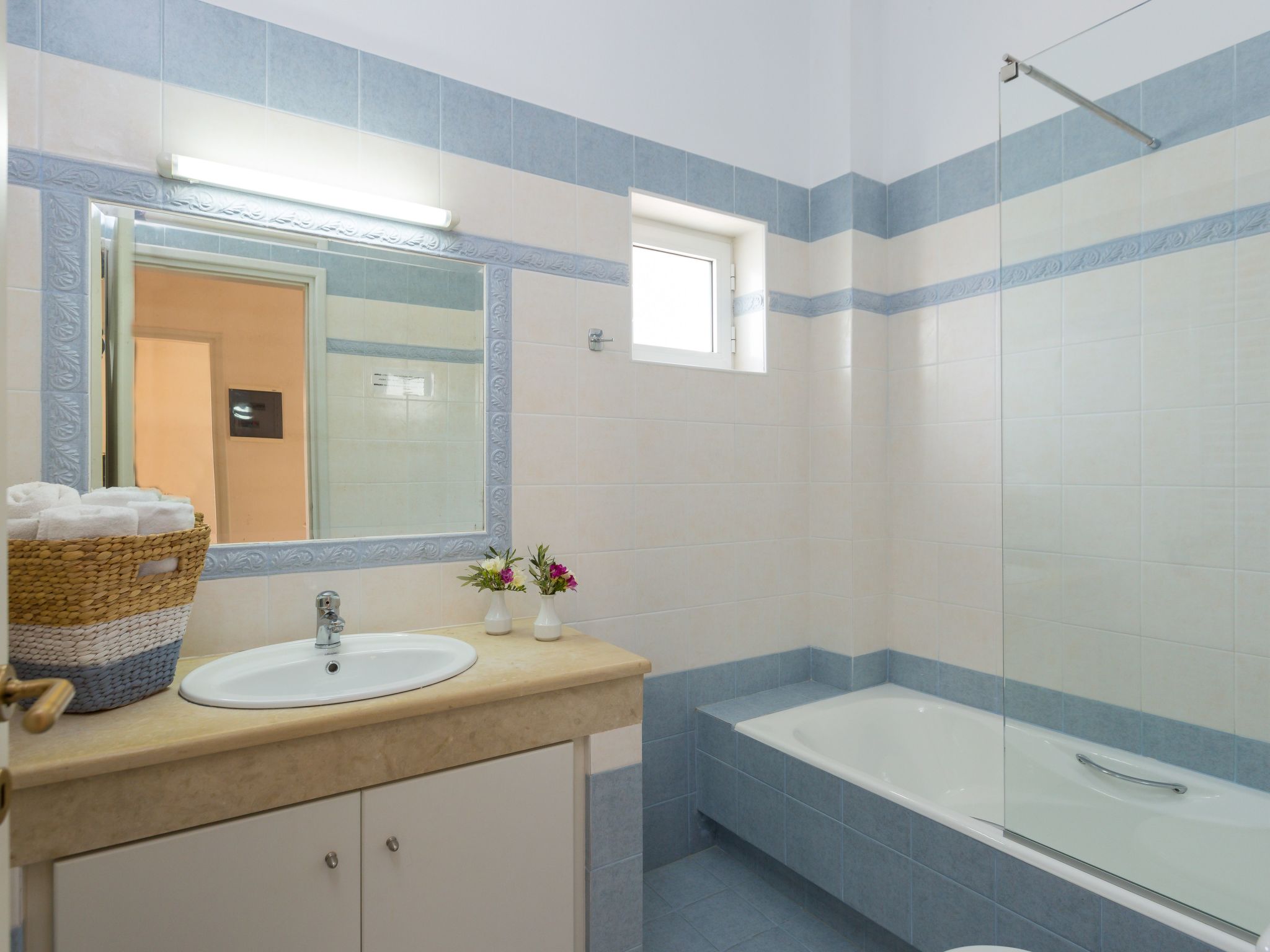 Familienvilla mit Pool und Tischtennisplatte-Image-tags.info