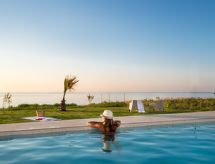 Villa am Strand mit Pool, Kinderbereich und BBQ