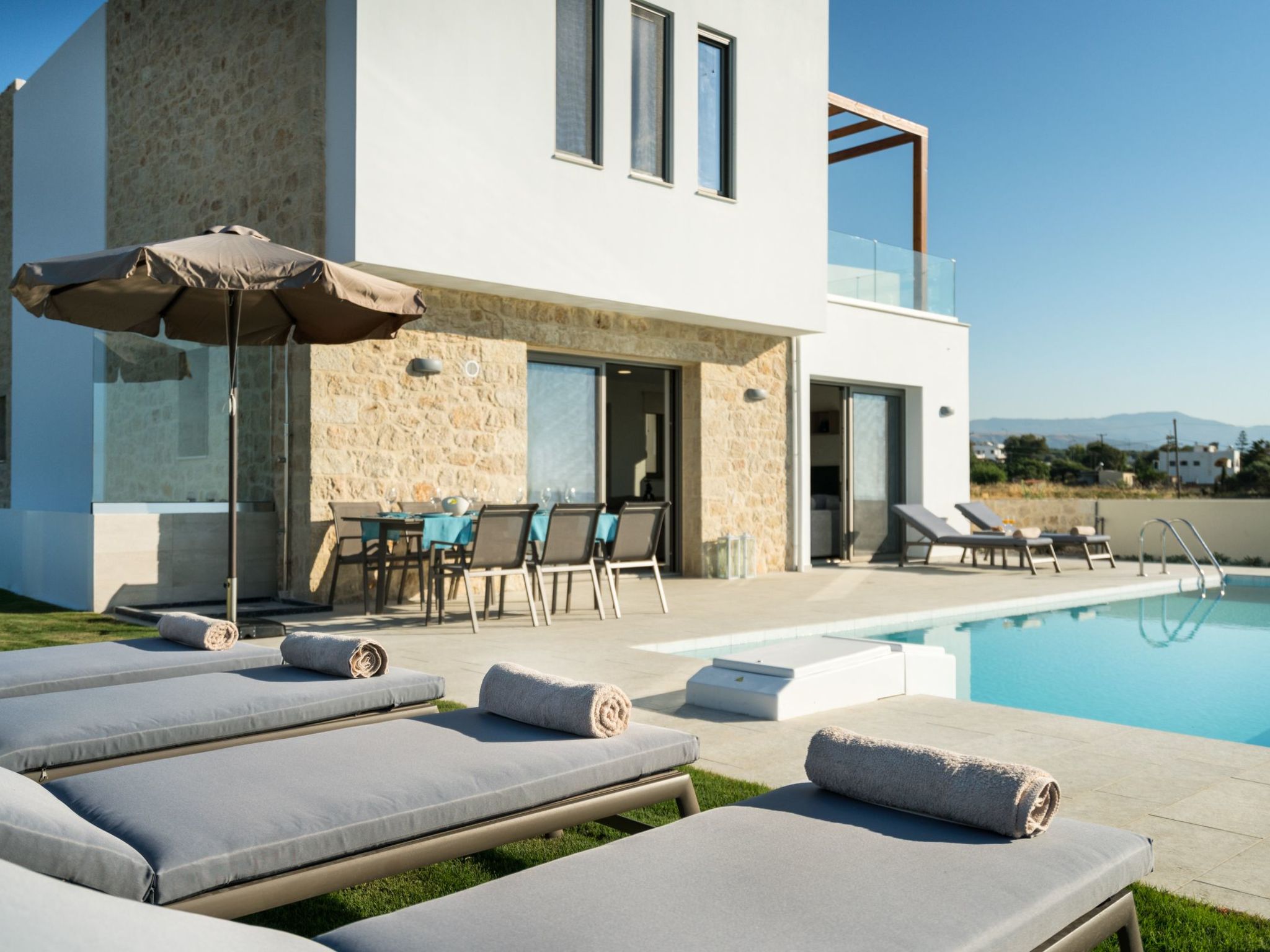 Villa am Strand mit Pool, Kinderbereich und BBQ