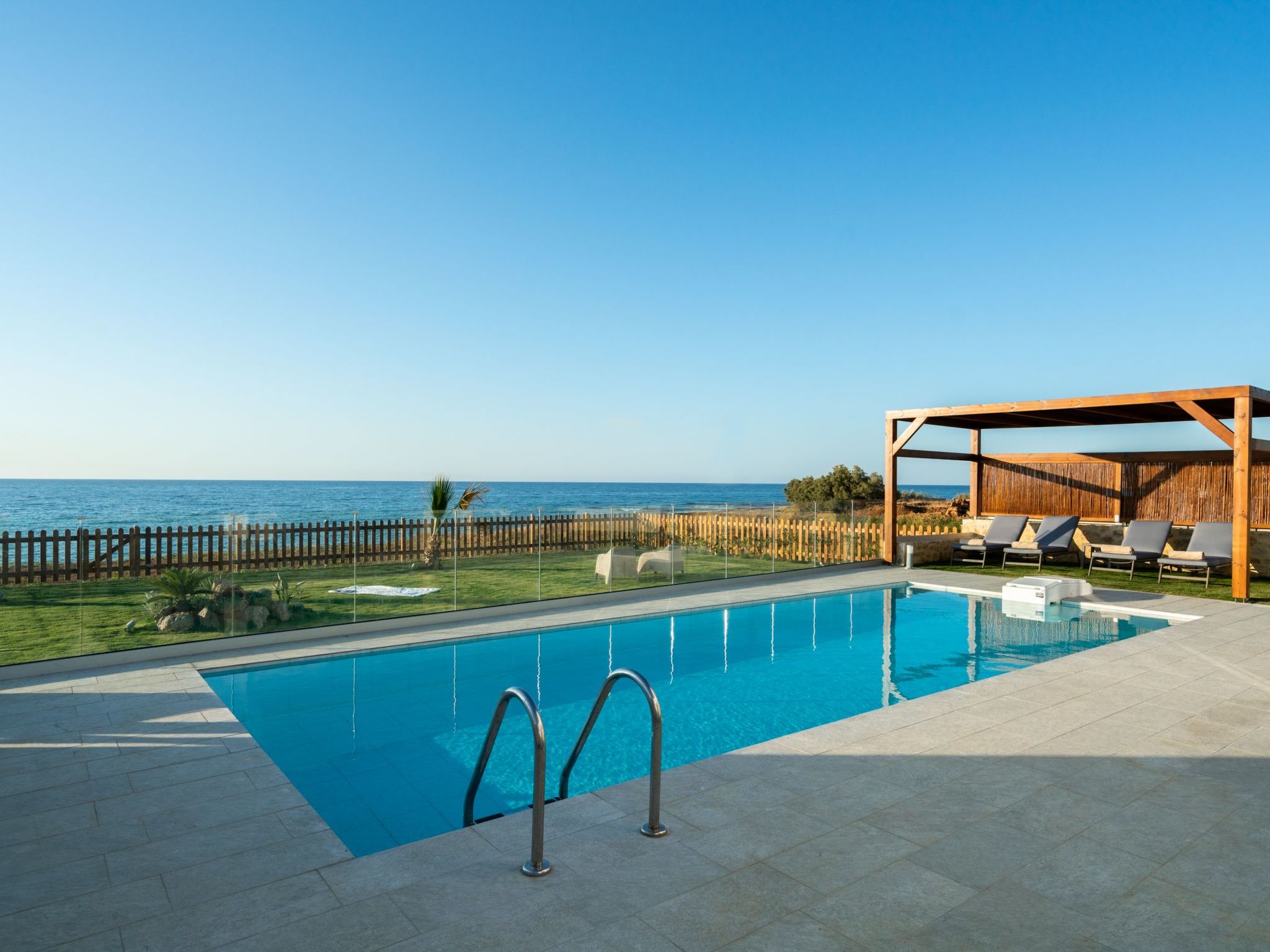 Villa am Strand mit Pool, Kinderbereich und BBQ-Outside