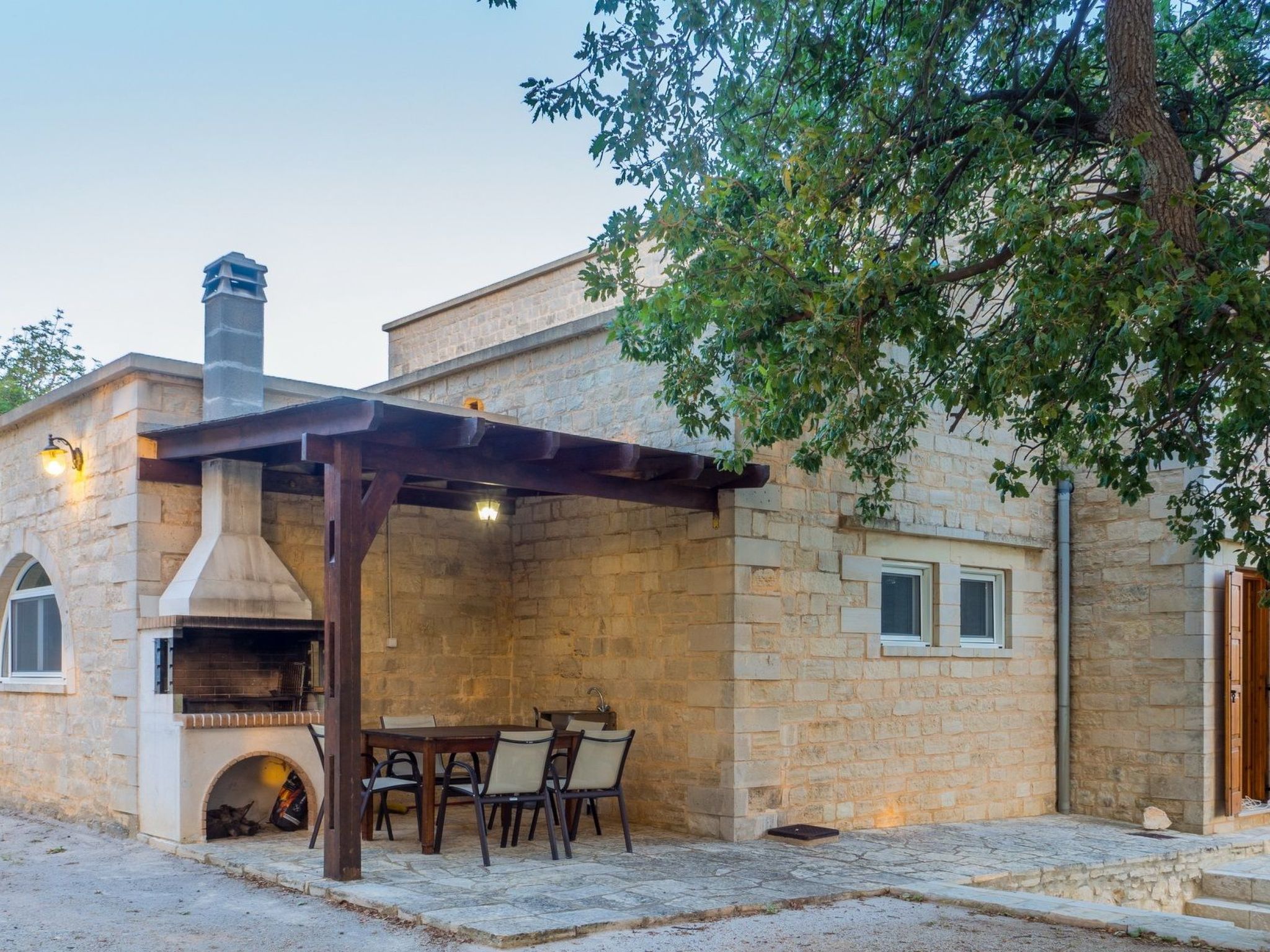 Villa aus Stein mit privatem Pool und BBQ-Bereich