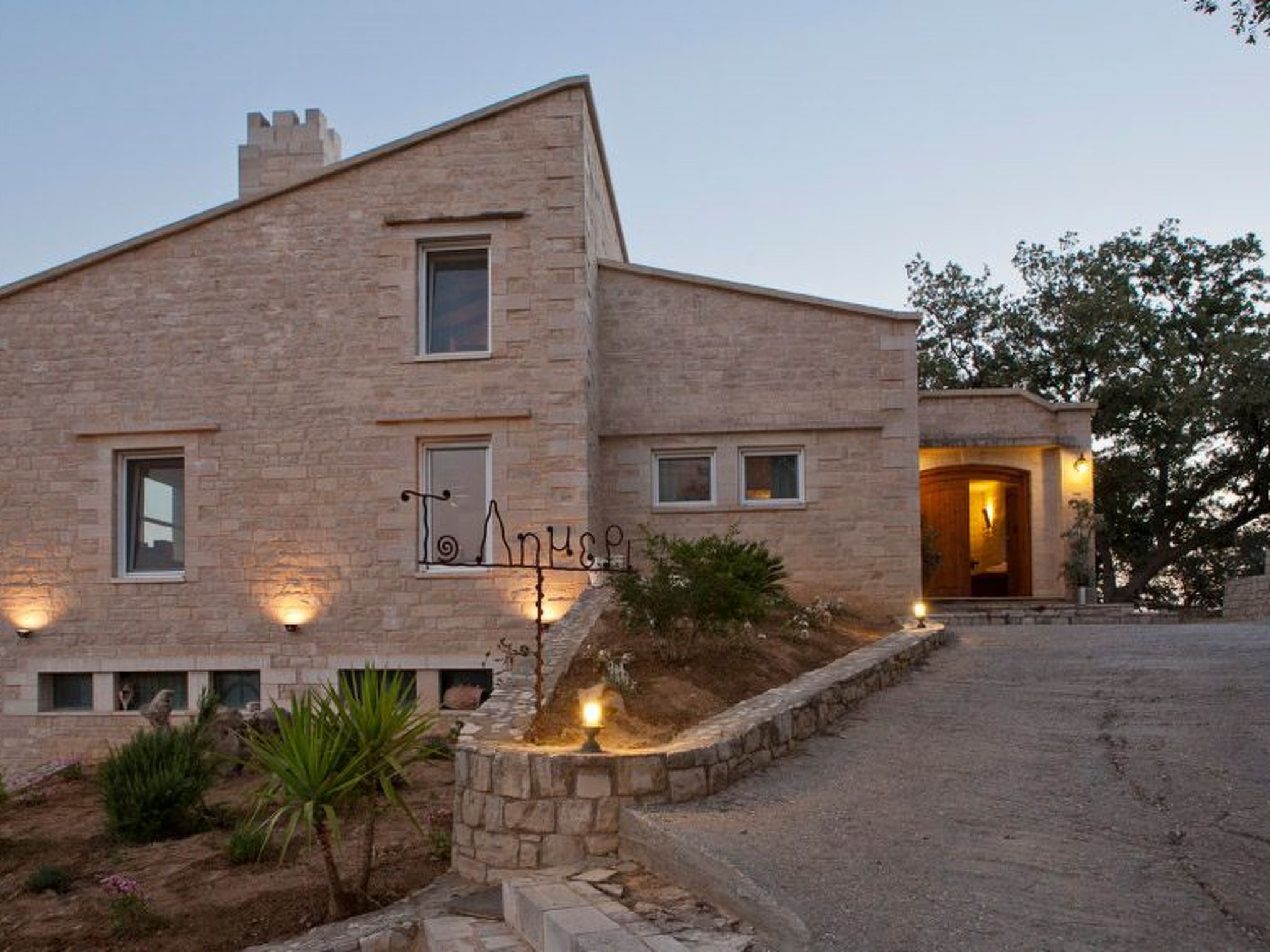 Villa aus Stein mit privatem Pool und BBQ-Bereich-Image-tags.info