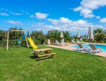 Familienvilla mit privatem Pool, Spielplatz und BBQ