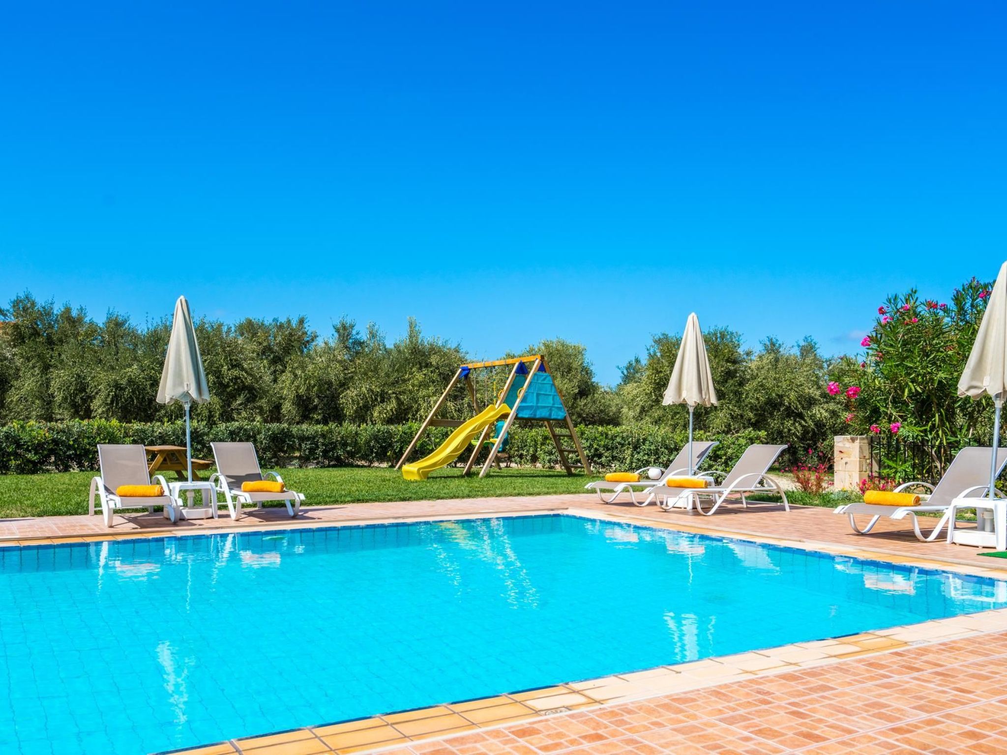 Familienvilla mit privatem Pool, Spielplatz und BBQ-Image-tags.info