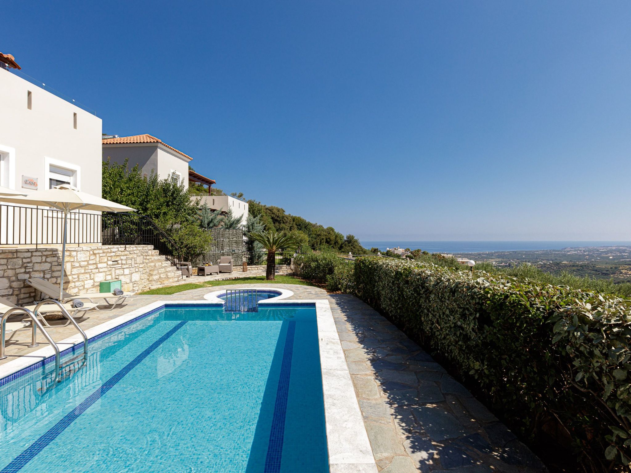 Familienvilla mit Pool, Garten, Spielplatz und BBQ