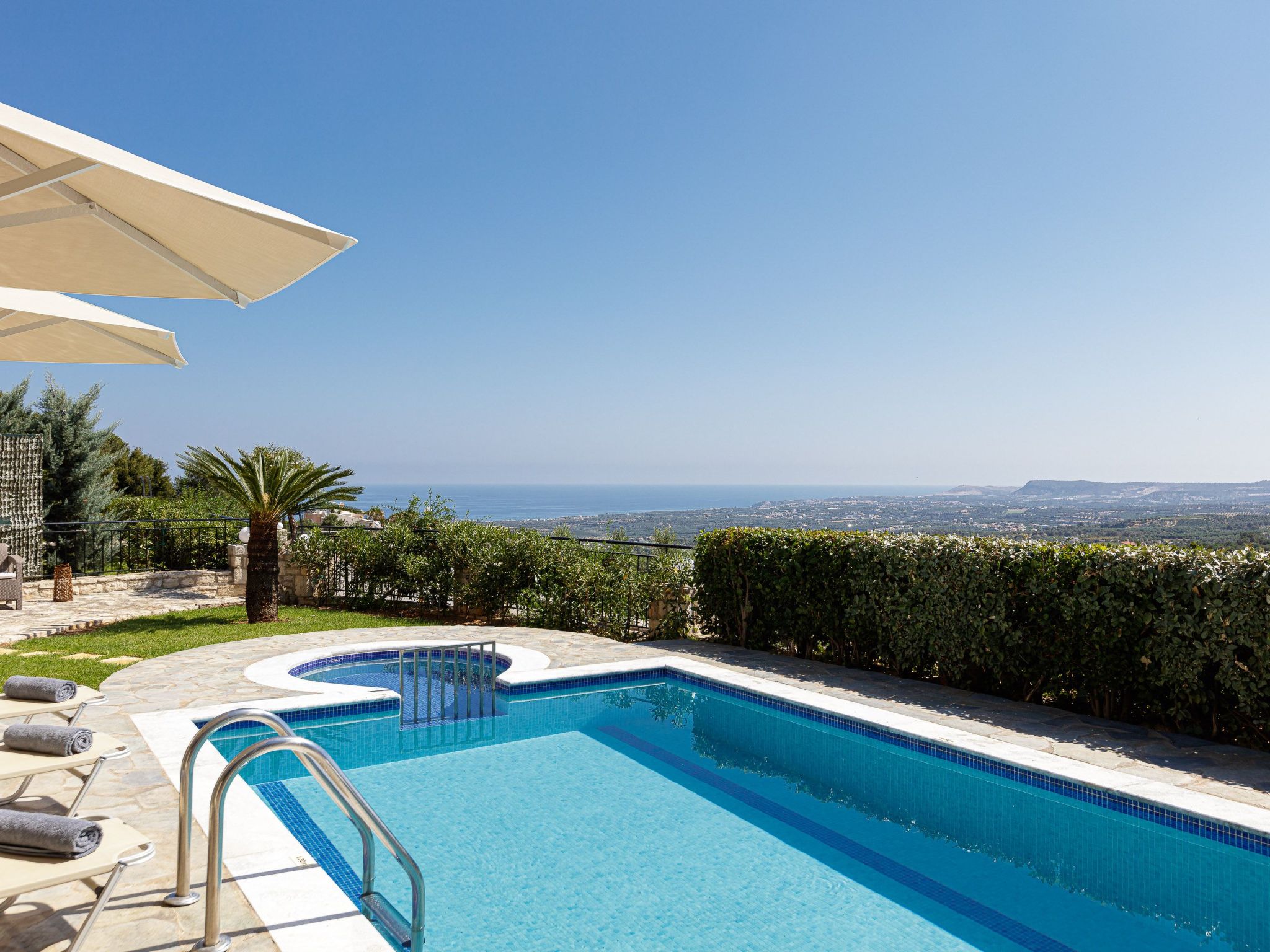 Familienvilla mit Pool, Garten, Spielplatz und BBQ