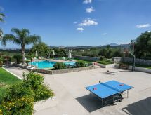 Villa mit Pool, Spielplatz, Pingpong und Grillplatz