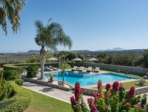 Villa mit Pool, Spielplatz, Pingpong und Grillplatz