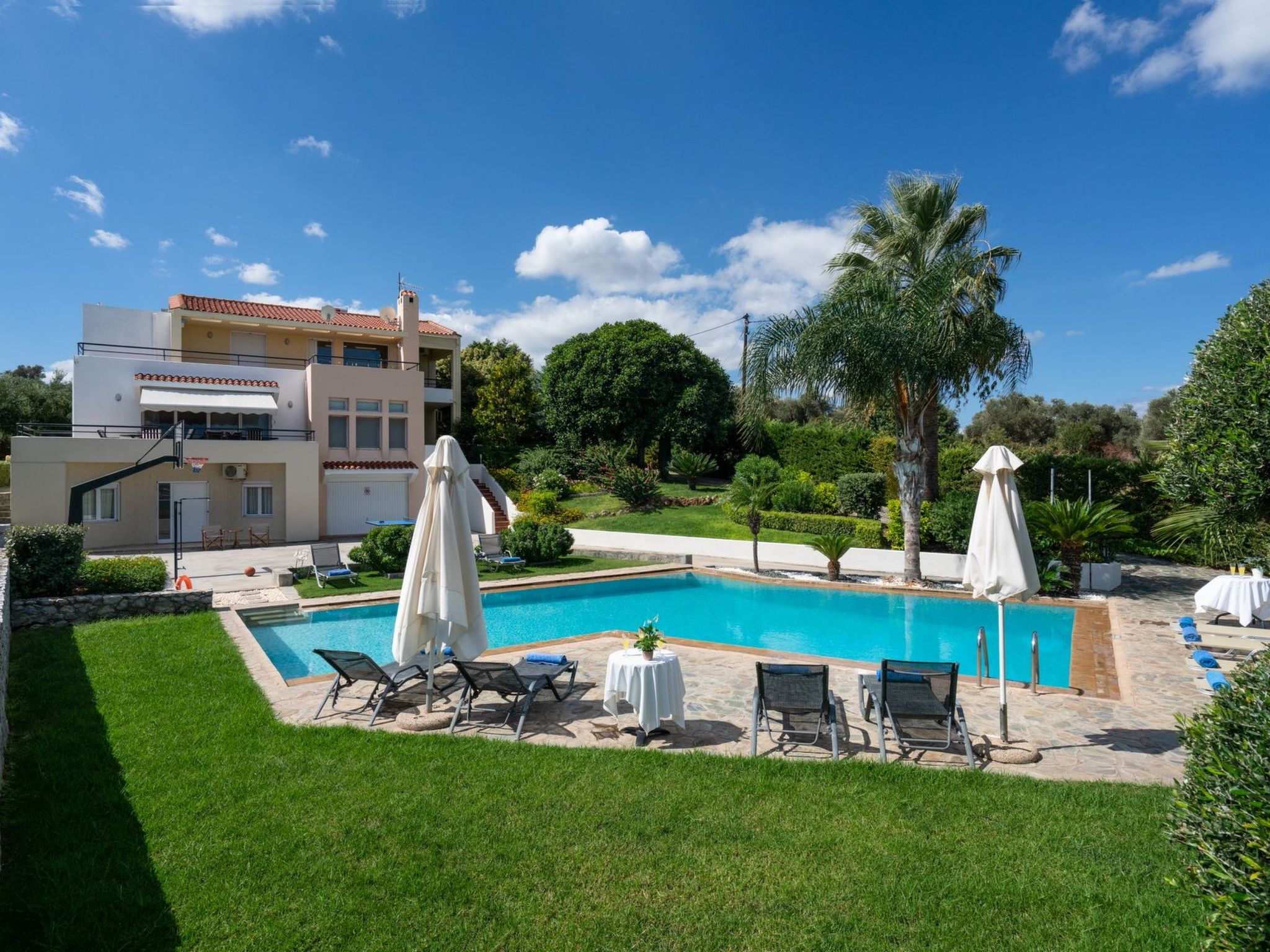 Villa mit Pool, Spielplatz, Pingpong und Grillplatz