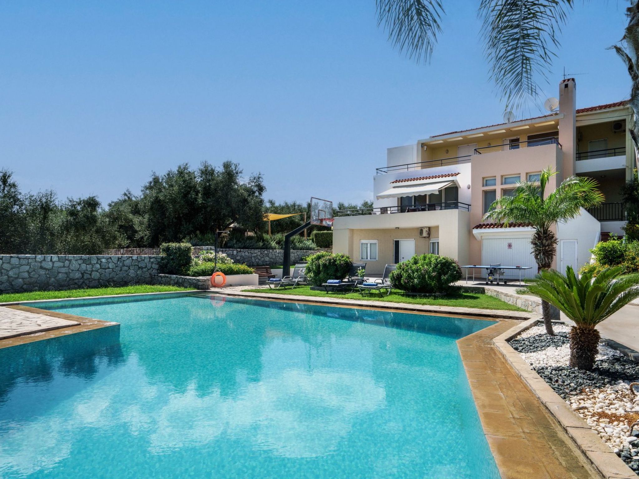 Villa mit Pool, Spielplatz, Pingpong und Grillplatz-Image-tags.info