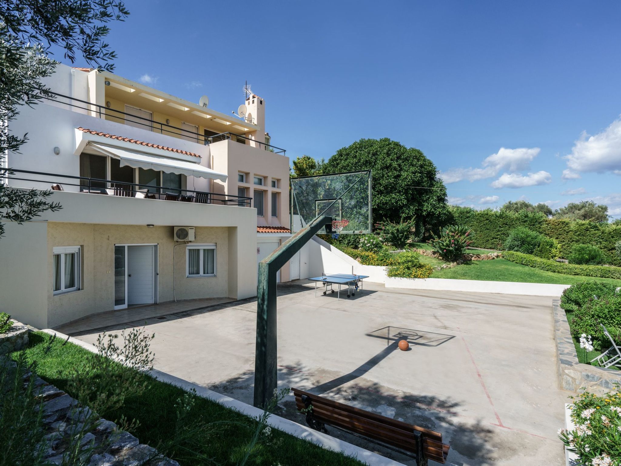 Villa mit Pool, Spielplatz, Pingpong und Grillplatz-Image-tags.info