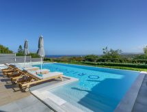 Lux-Villa mit Innen- und Außenpool, BBQ und Fitnessraum