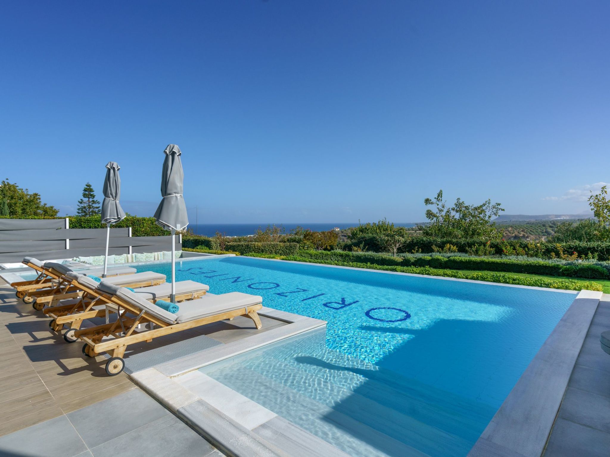 Lux-Villa mit Innen- und Außenpool, BBQ und Fitnessraum