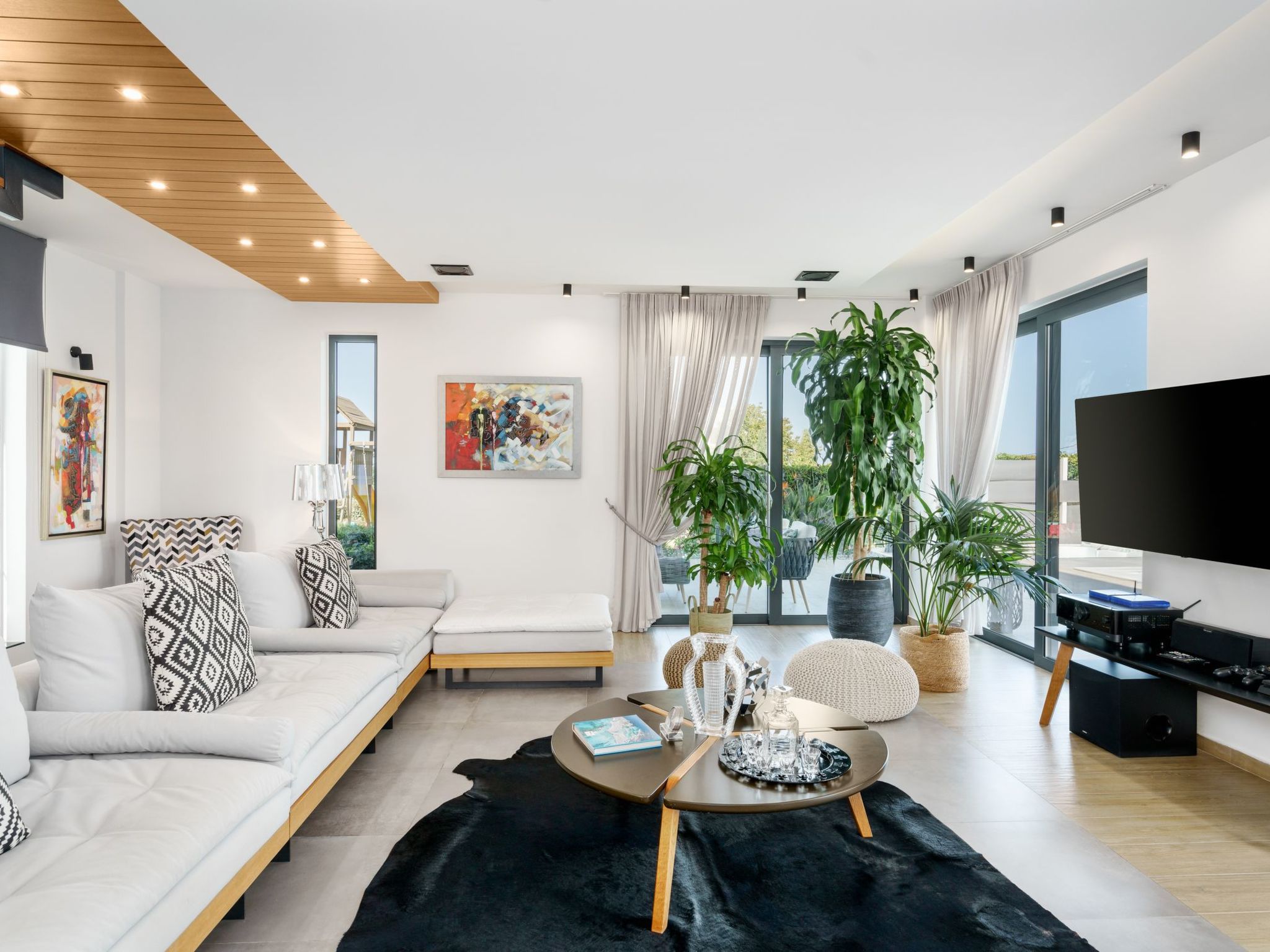 Lux-Villa mit Innen- und Außenpool, BBQ und Fitnessraum