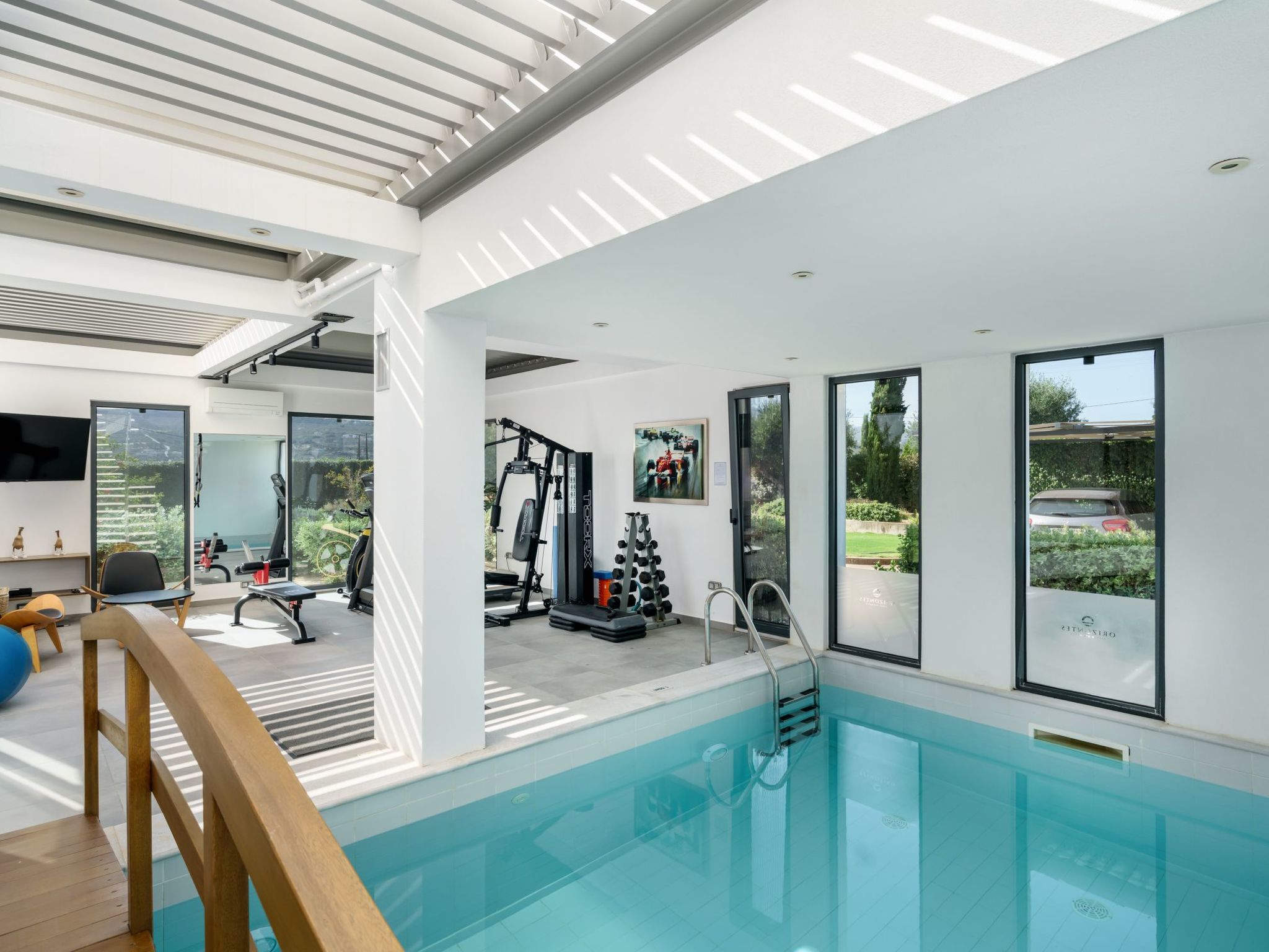 Lux-Villa mit Innen- und Außenpool, BBQ und Fitnessraum-Outside