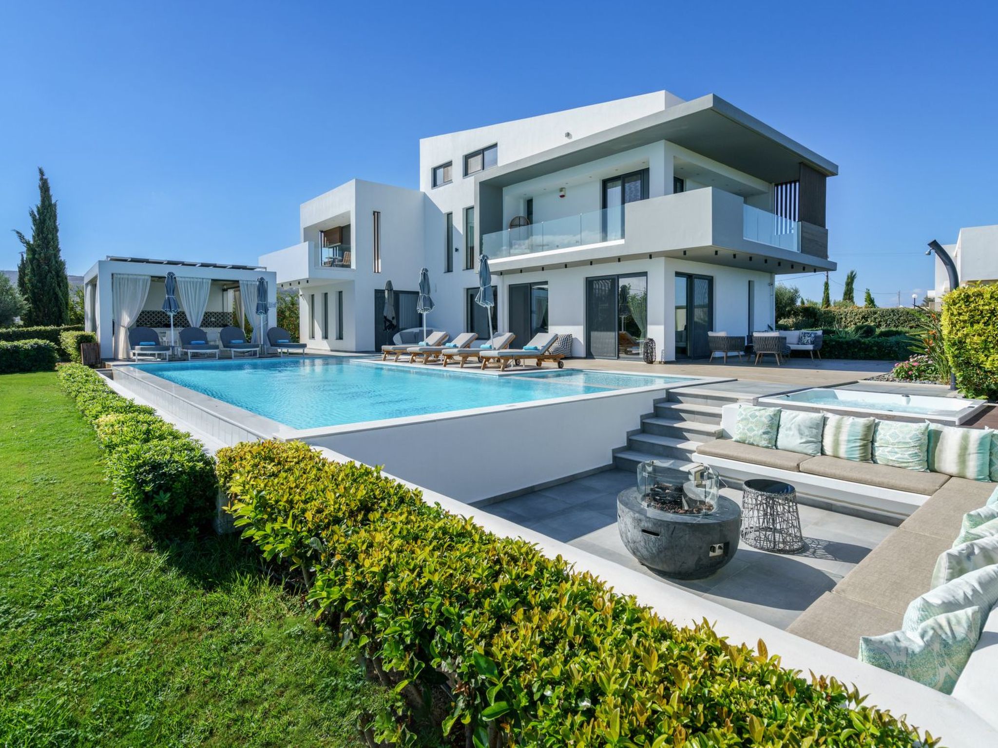 Lux-Villa mit Innen- und Außenpool, BBQ und Fitnessraum-Outside