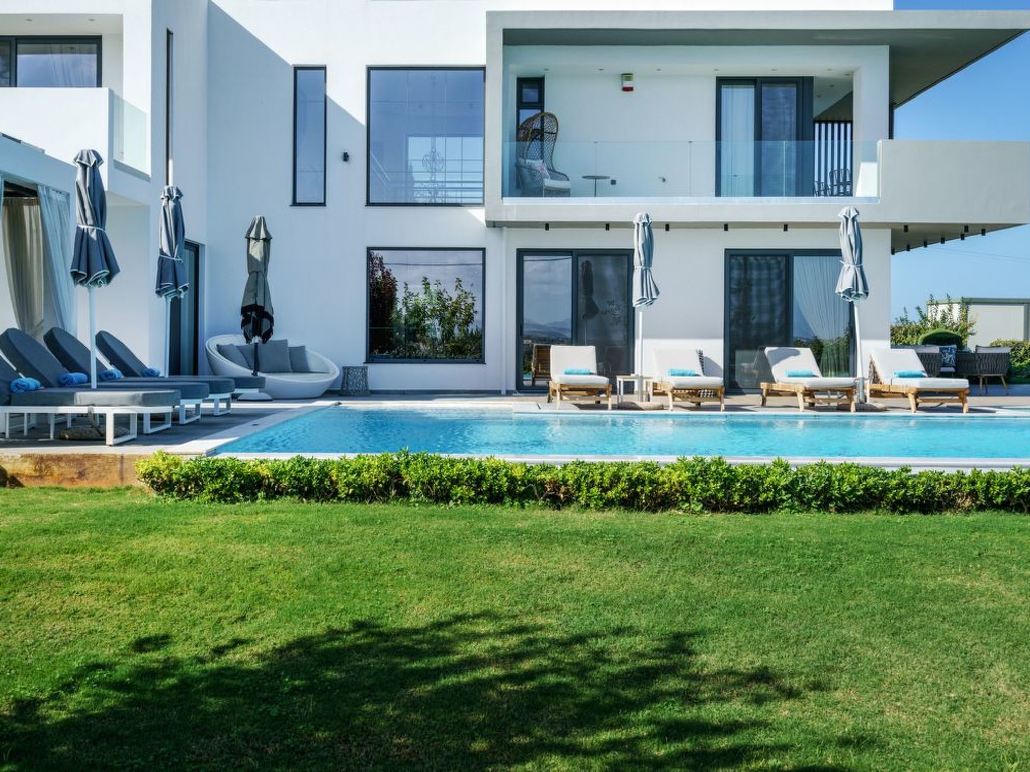 Lux-Villa mit Innen- und Außenpool, BBQ und Fitnessraum-Outside