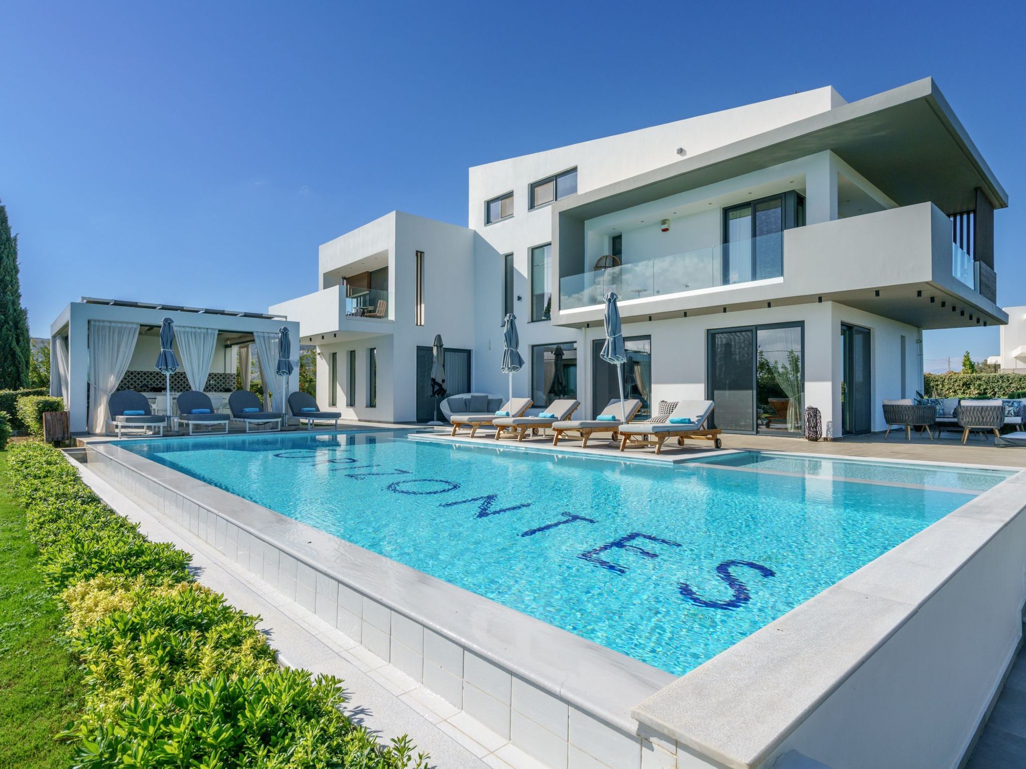 Lux-Villa mit Innen- und Außenpool, BBQ und Fitnessraum-Image-tags.info