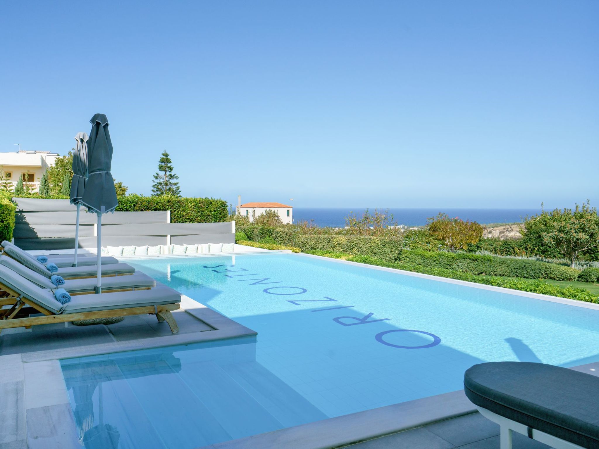 Lux-Villa mit Innen- und Außenpool, BBQ und Fitnessraum-Outside