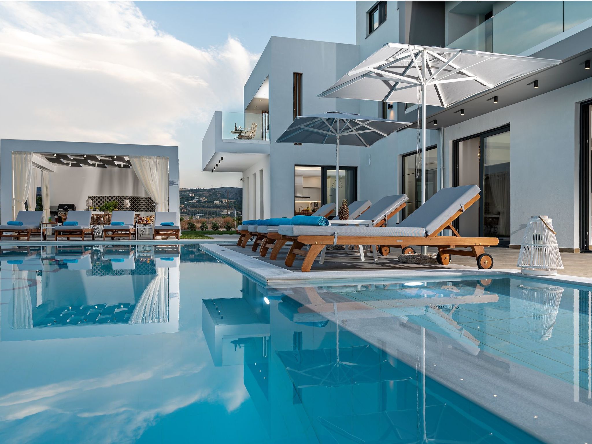 Lux-Villa mit Innen- und Außenpool, BBQ und Fitnessraum-Outside