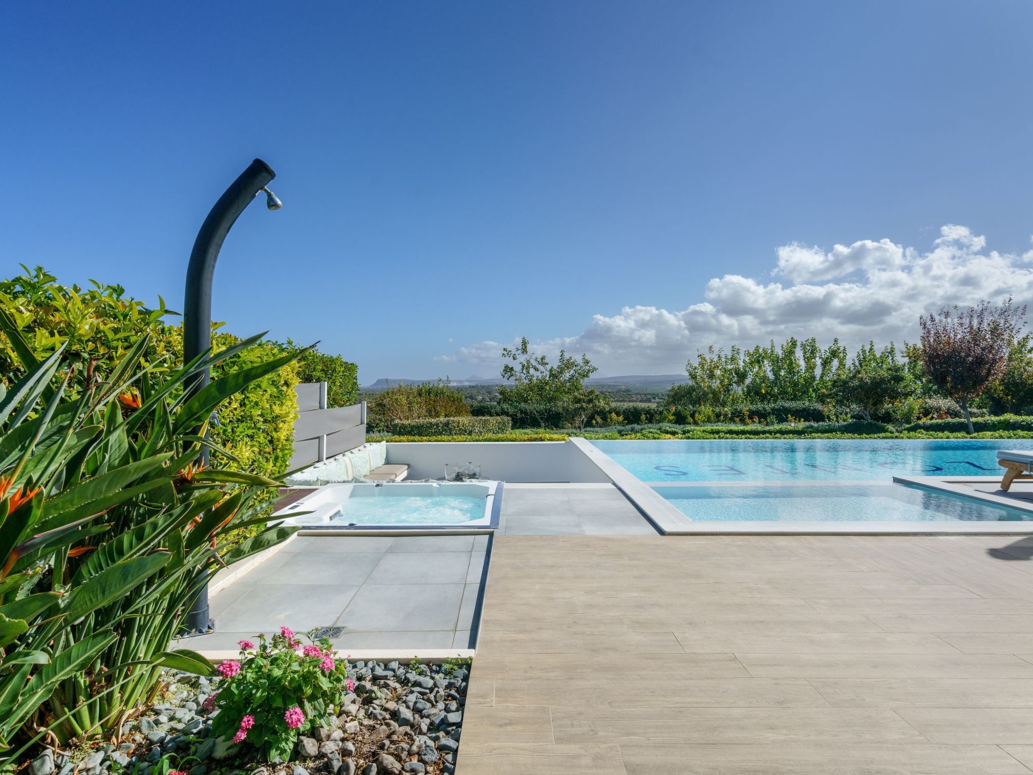 Lux-Villa mit Innen- und Außenpool, BBQ und Fitnessraum-Outside