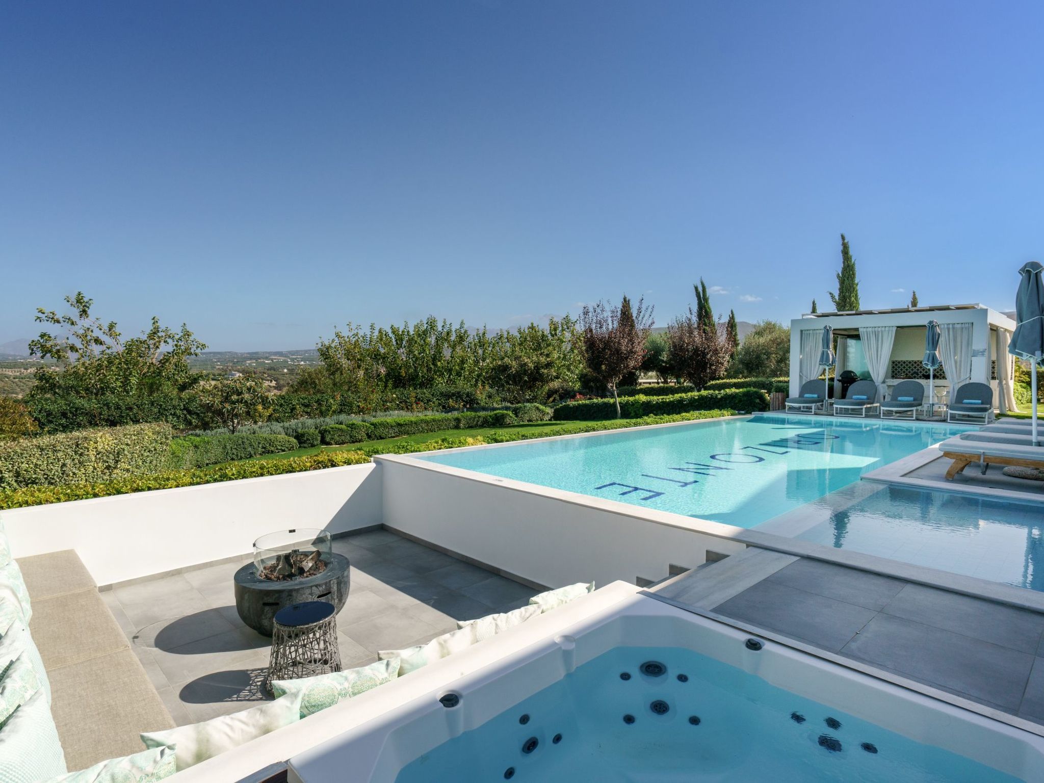 Lux-Villa mit Innen- und Außenpool, BBQ und Fitnessraum-Image-tags.info