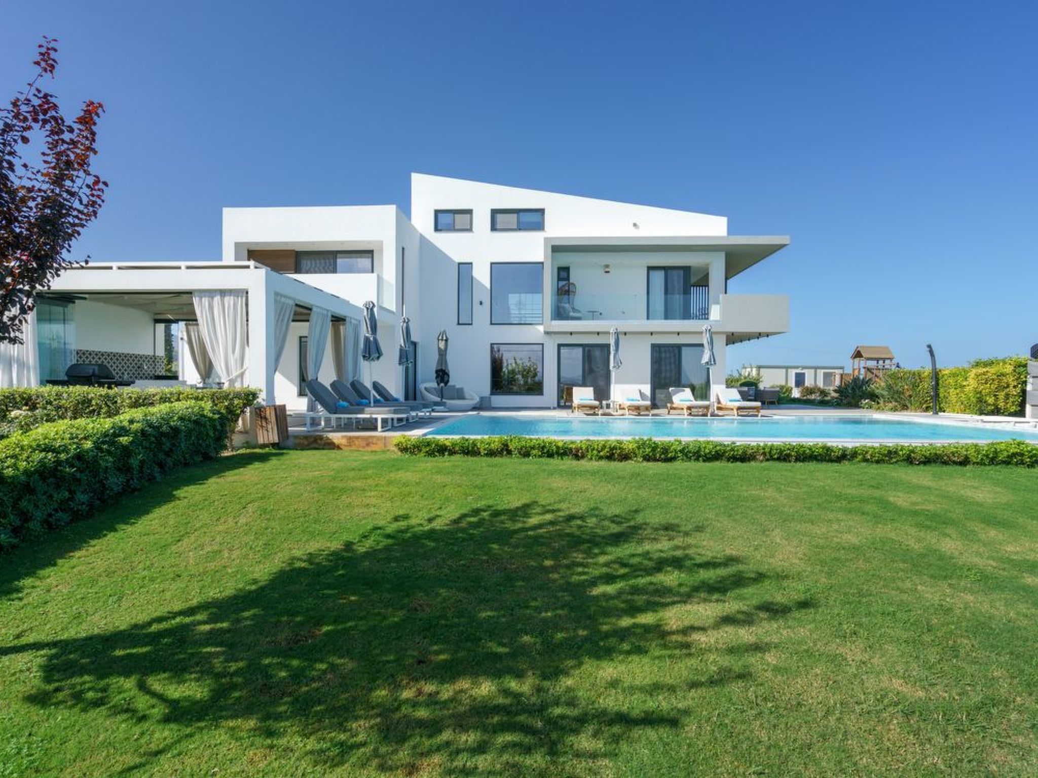 Lux-Villa mit Innen- und Außenpool, BBQ und Fitnessraum-Outside