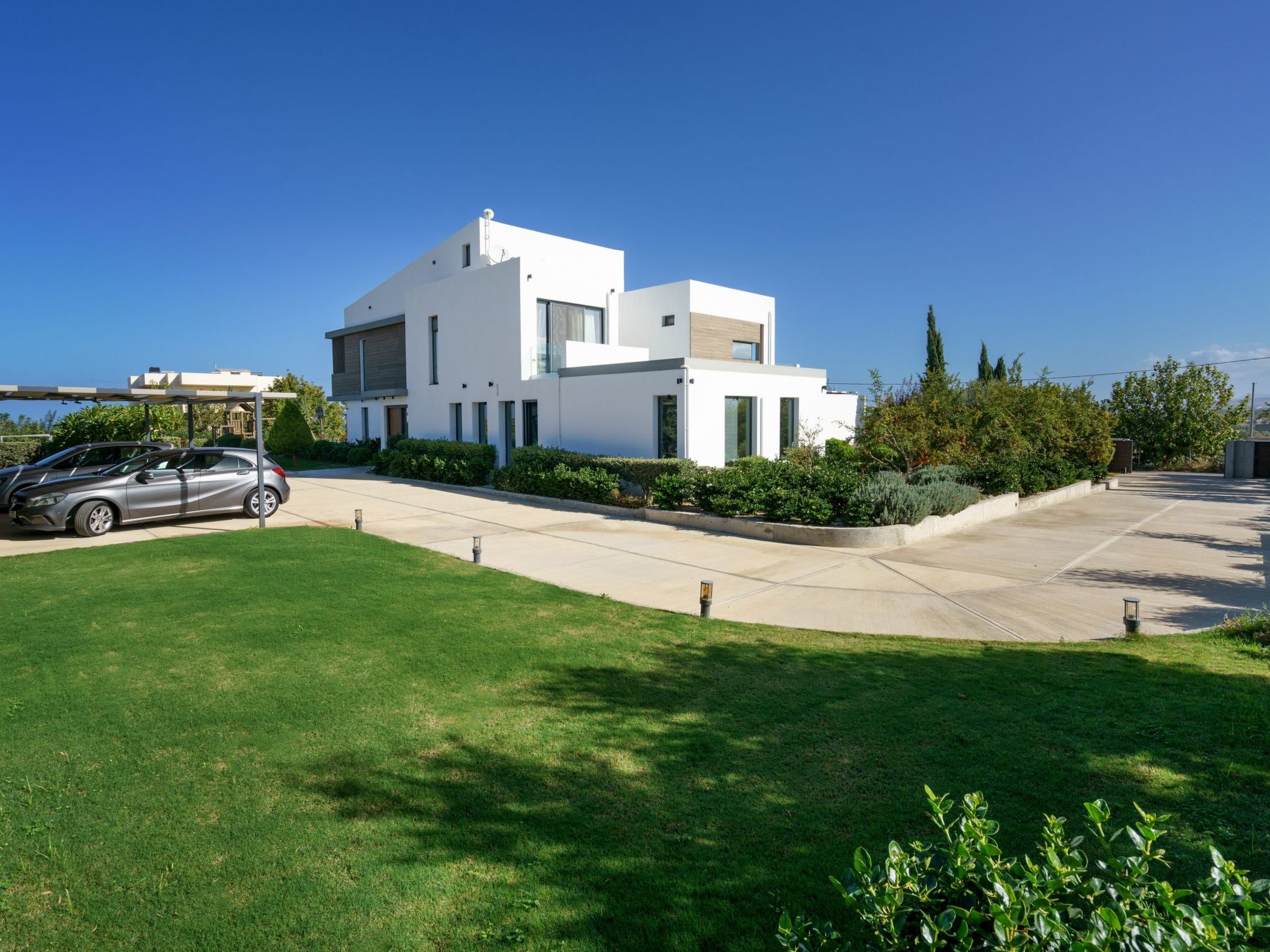 Lux-Villa mit Innen- und Außenpool, BBQ und Fitnessraum-Outside