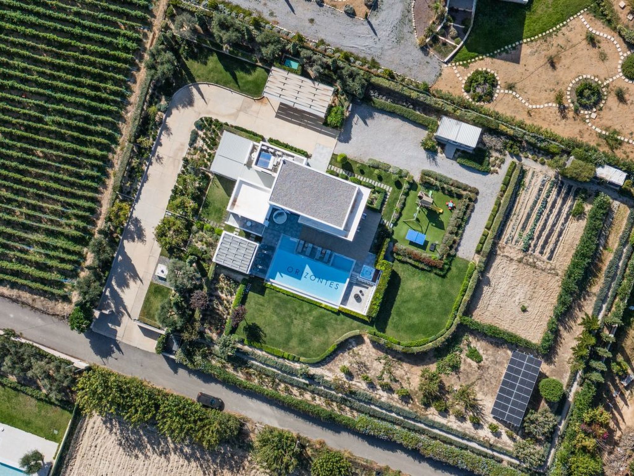 Lux-Villa mit Innen- und Außenpool, BBQ und Fitnessraum-Outside