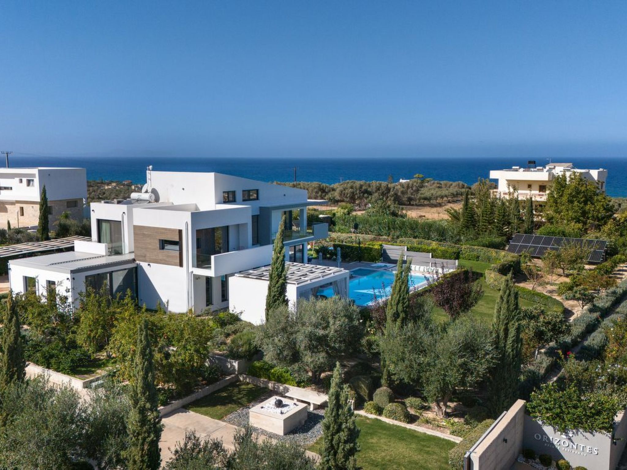 Lux-Villa mit Innen- und Außenpool, BBQ und Fitnessraum-Outside